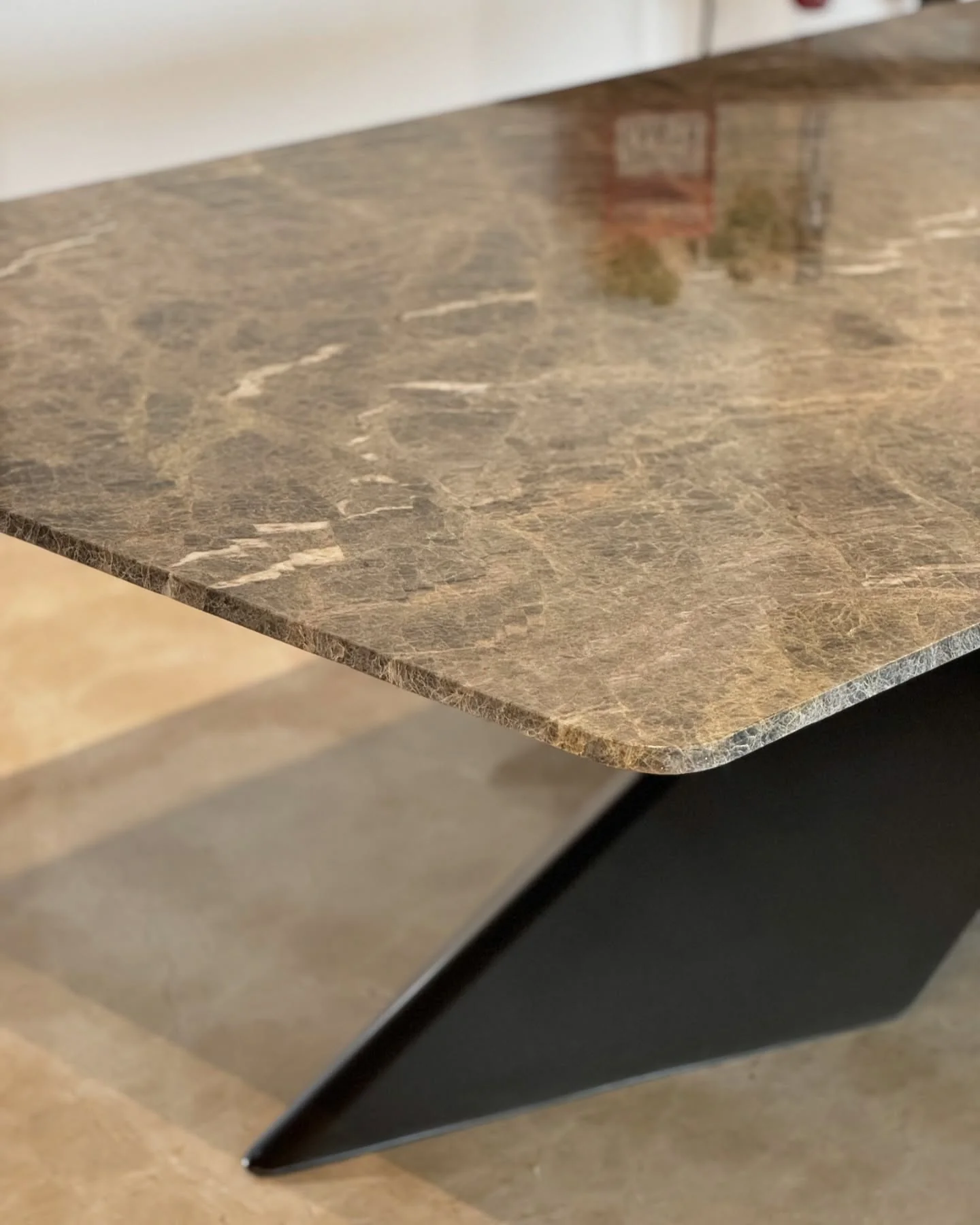 Mesa de diseño en piedra natural Tempus Monterrey
