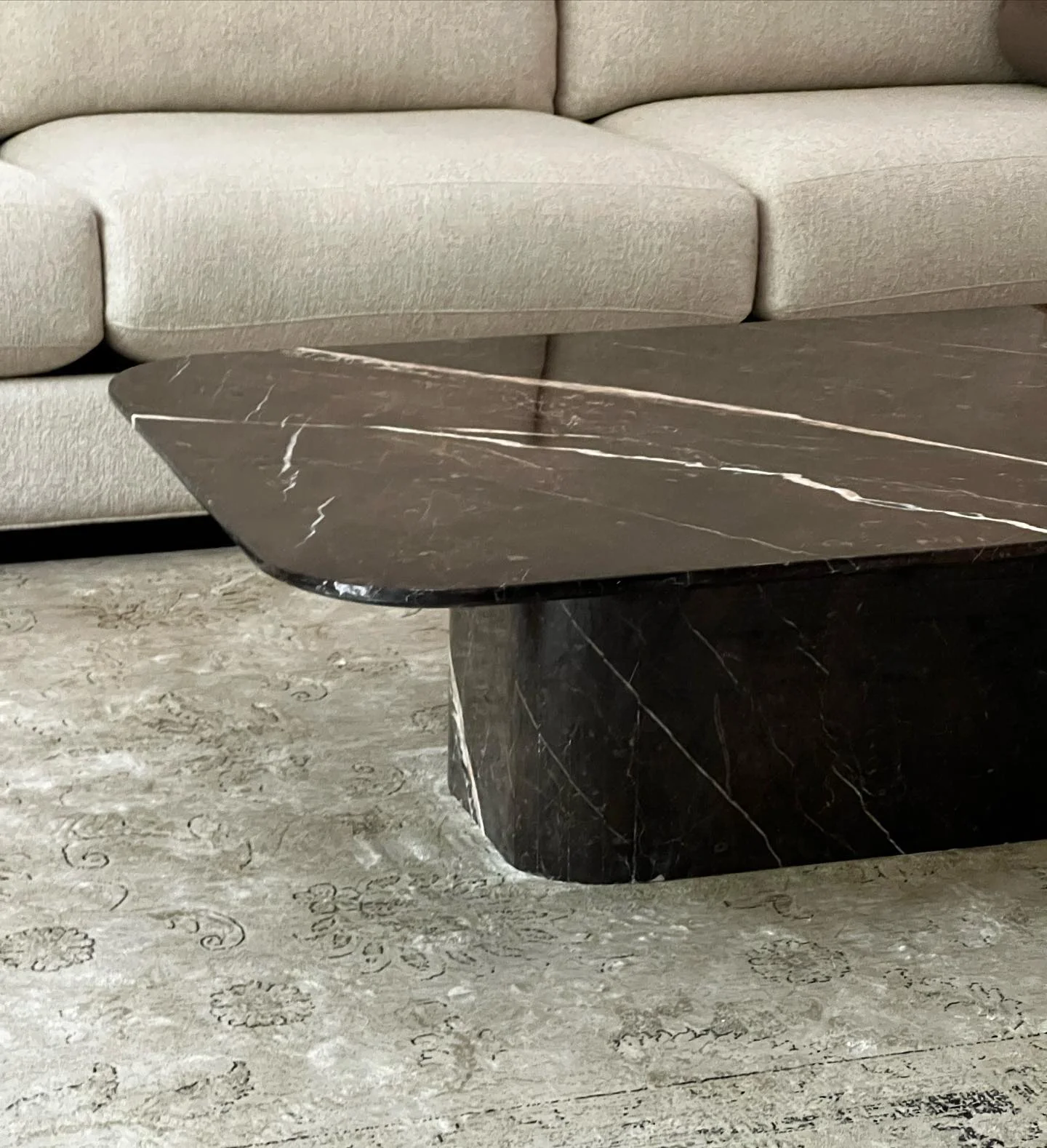 Mesa de diseño en piedra natural Tempus Monterrey
