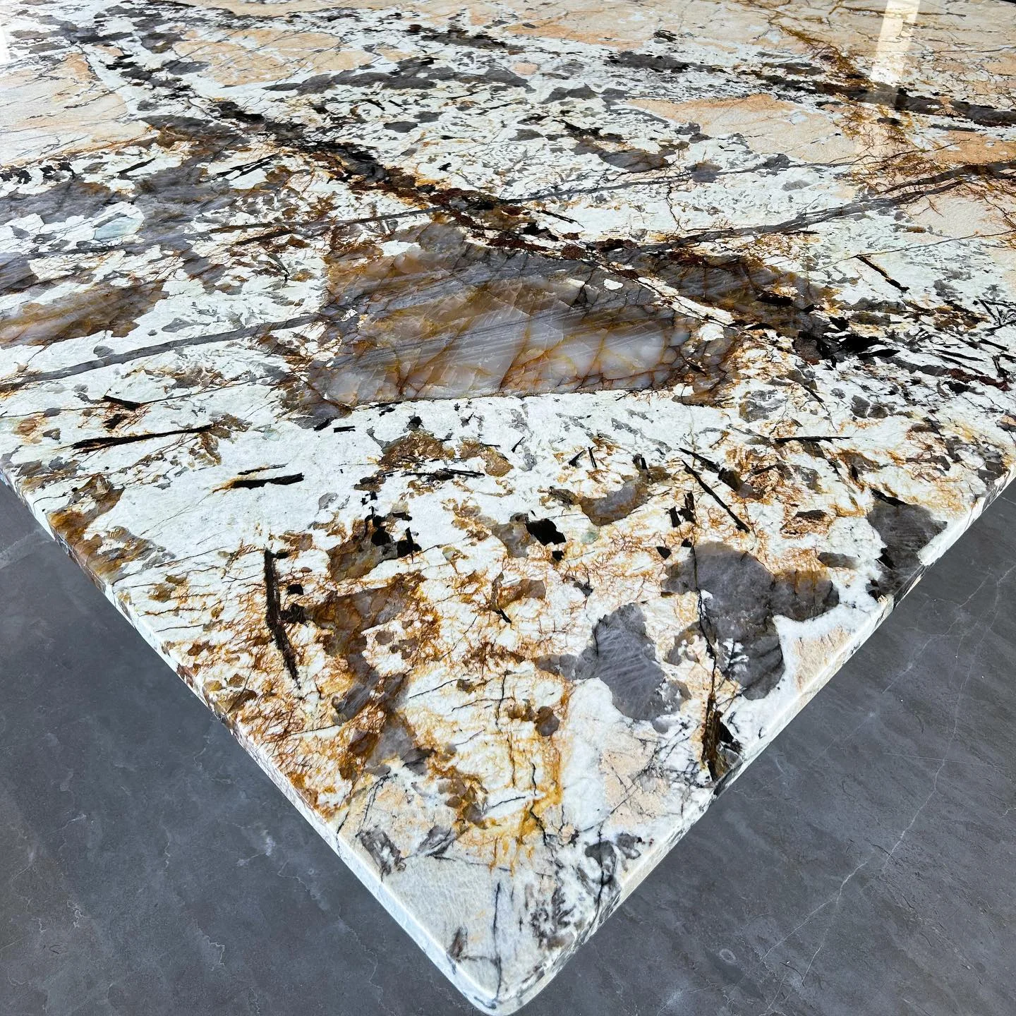 Mesa de diseño en piedra natural Tempus Monterrey