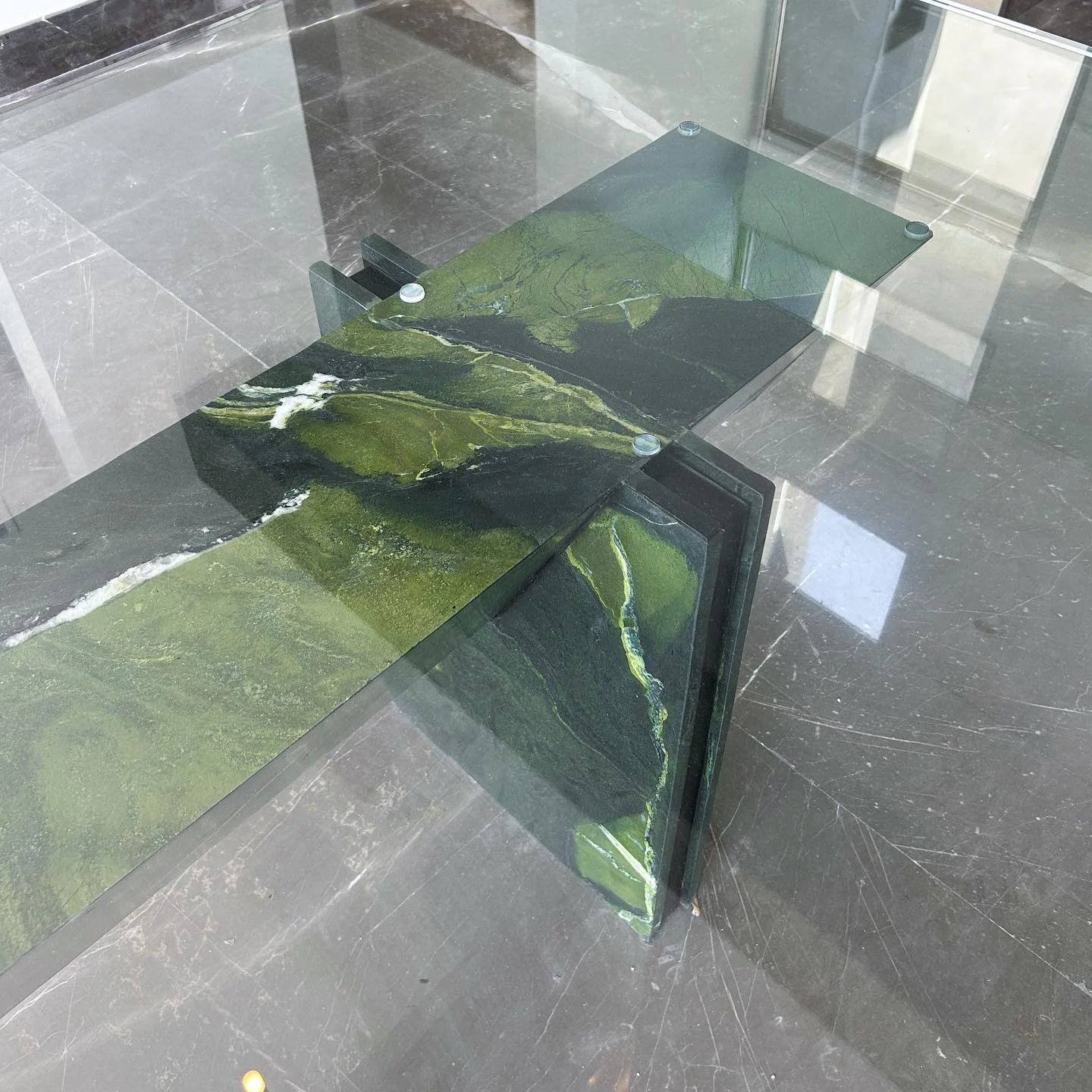 Mesa de diseño en piedra natural Tempus Monterrey