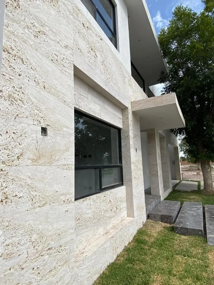 Piso y muro de piedra natural Tempus Monterrey