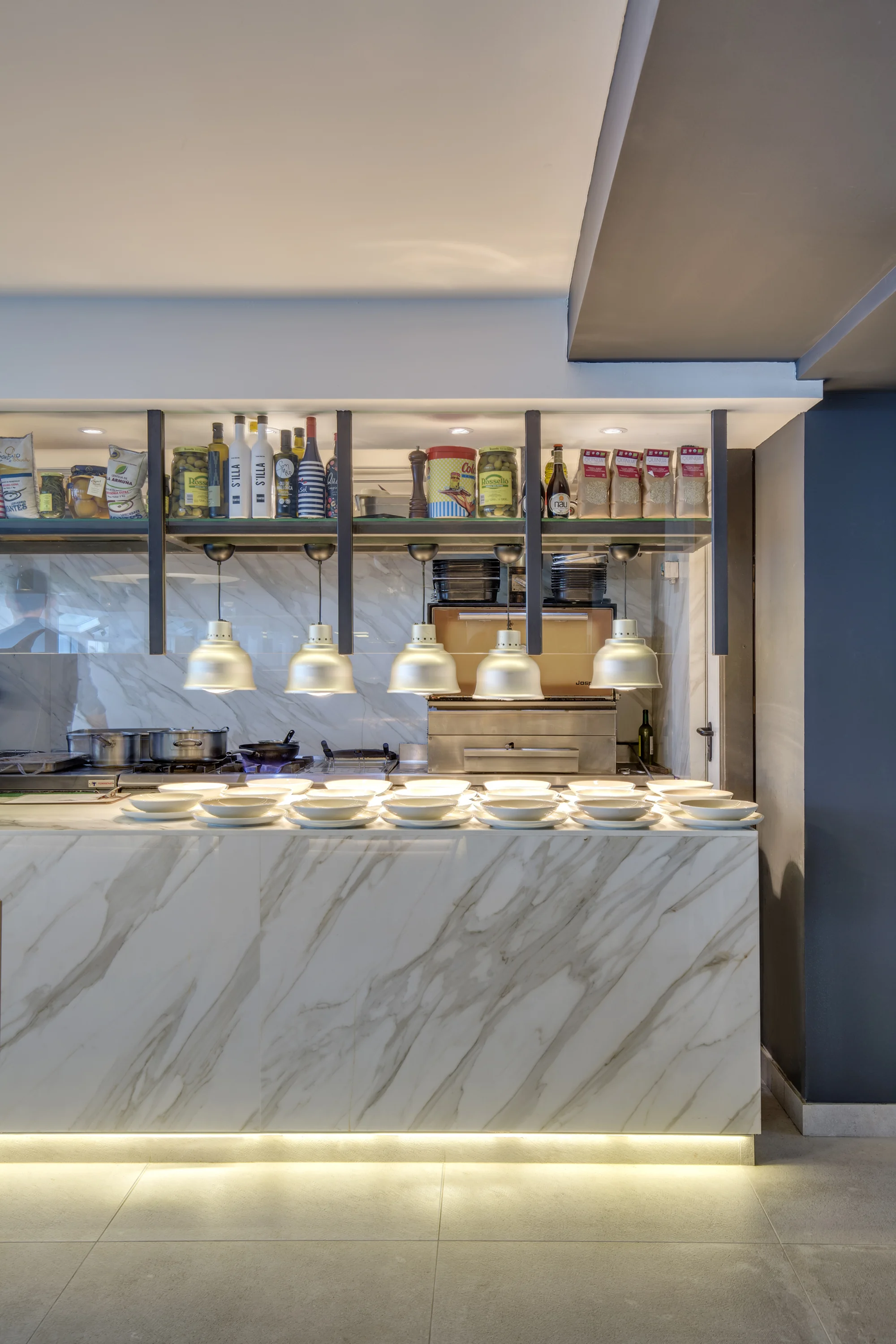 Cocina con cubierta de piedra sinterizada Calacatta Gold