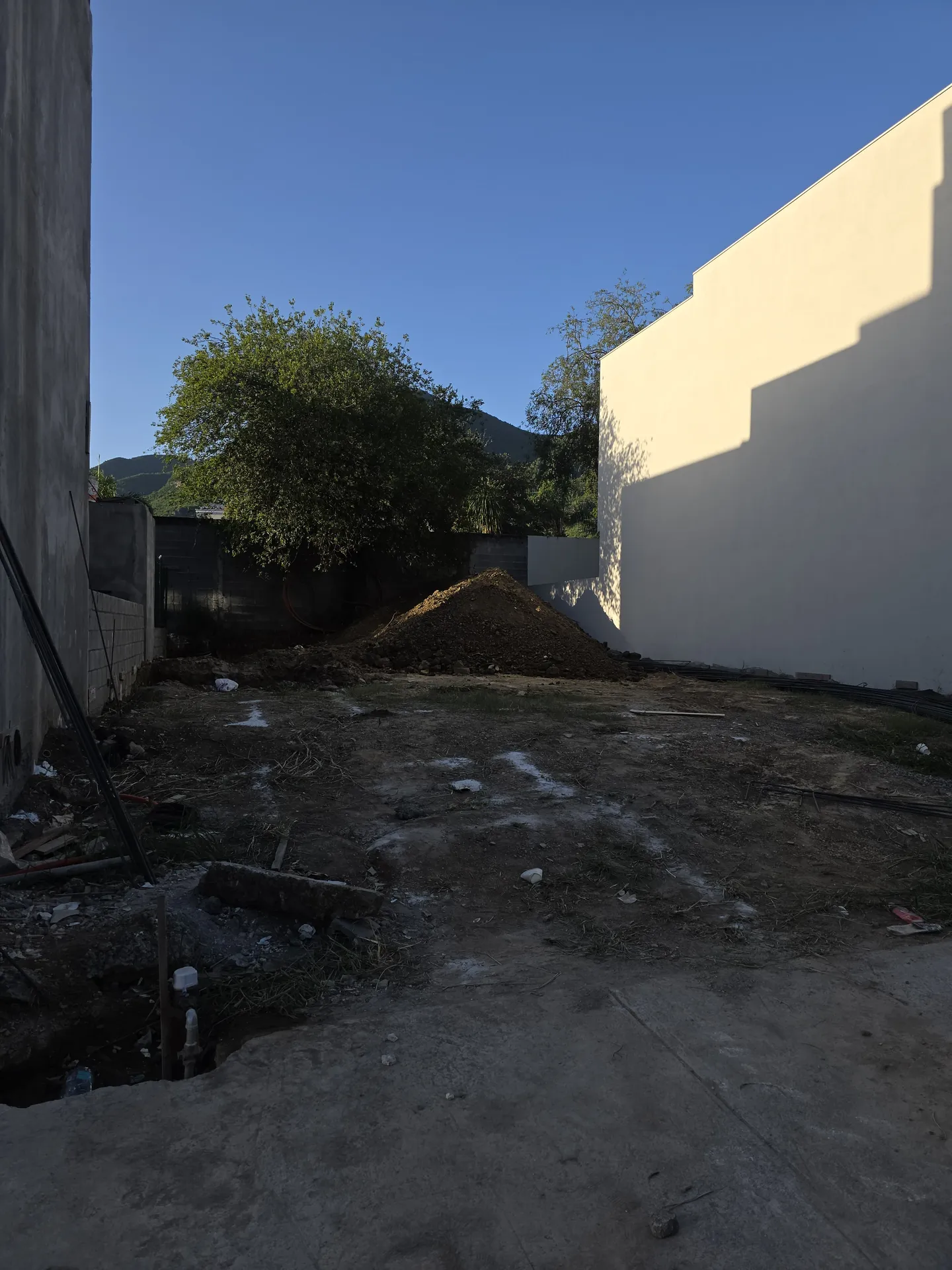 Lote despejado con montículo de tierra previo a cimentación — Casa Las Esmeraldas Tempus Monterrey