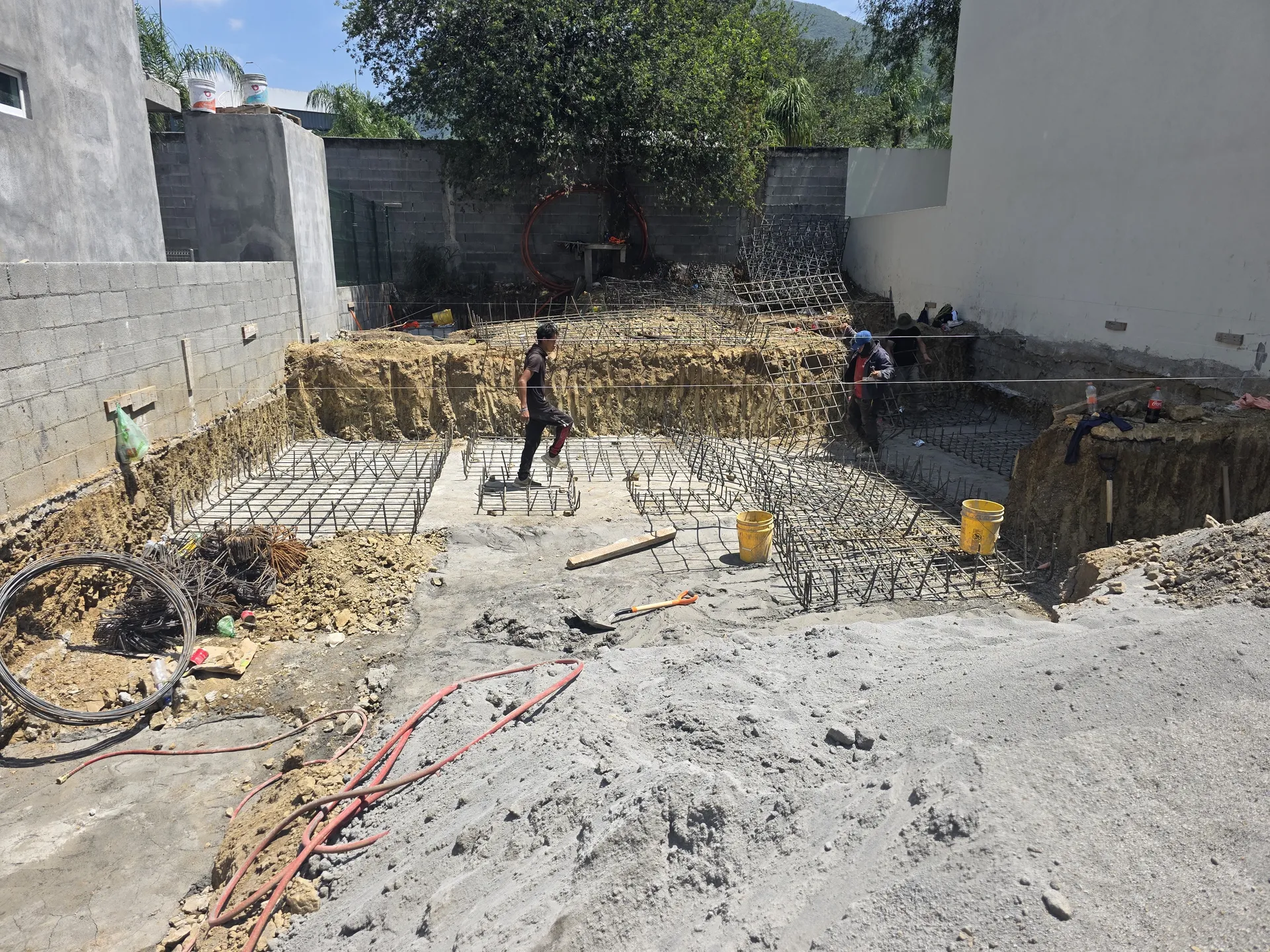 Excavación y armado de cimentación con varilla — obra residencial Casa Las Esmeraldas Tempus Monterrey