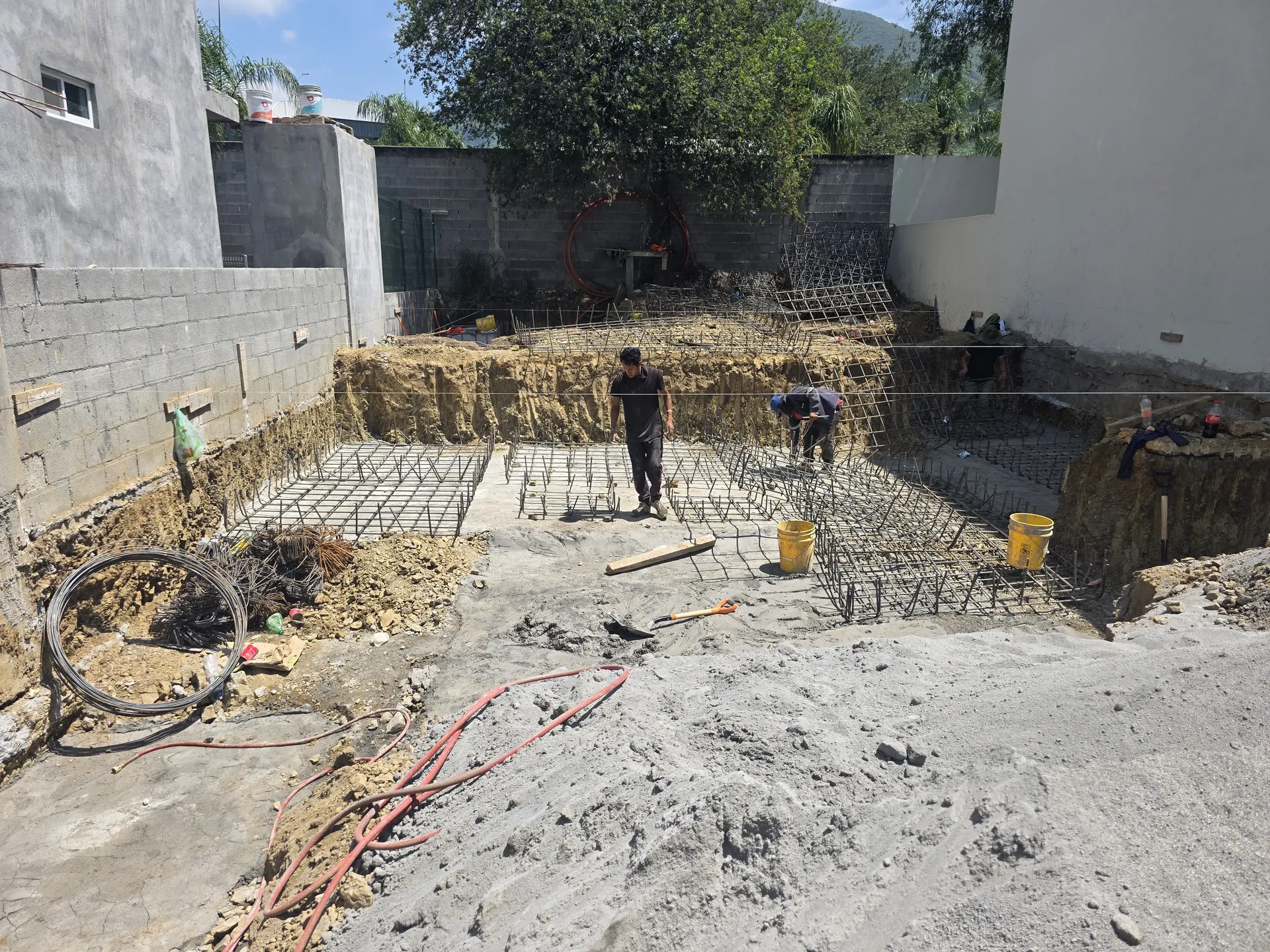 Trabajadores armando refuerzo de cimentación con varilla — Casa Las Esmeraldas Tempus Monterrey
