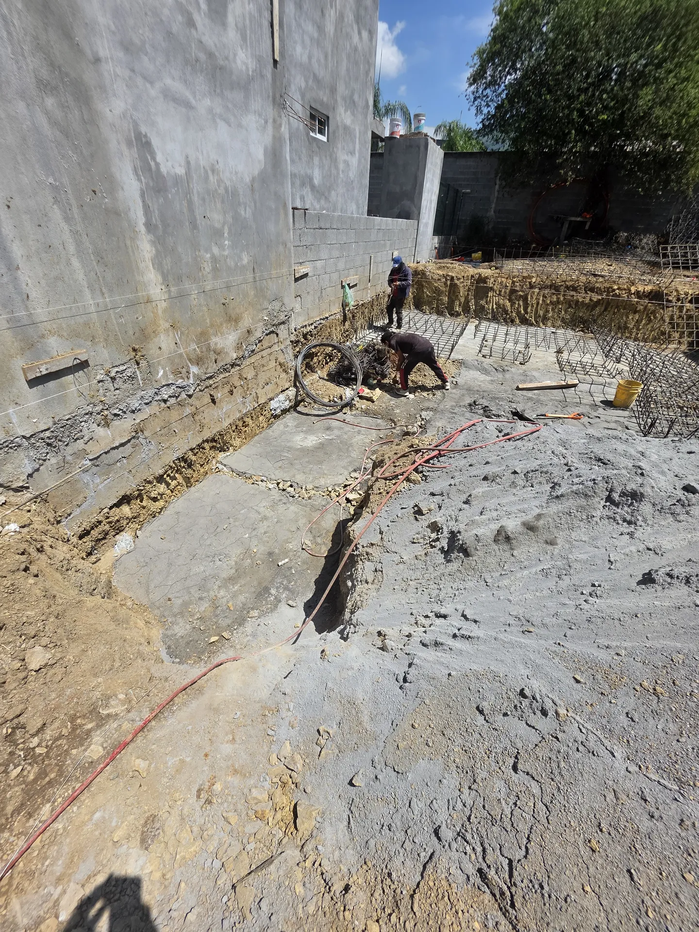 Limpieza de cimentación posterior al colado de concreto — Casa Las Esmeraldas Tempus Monterrey