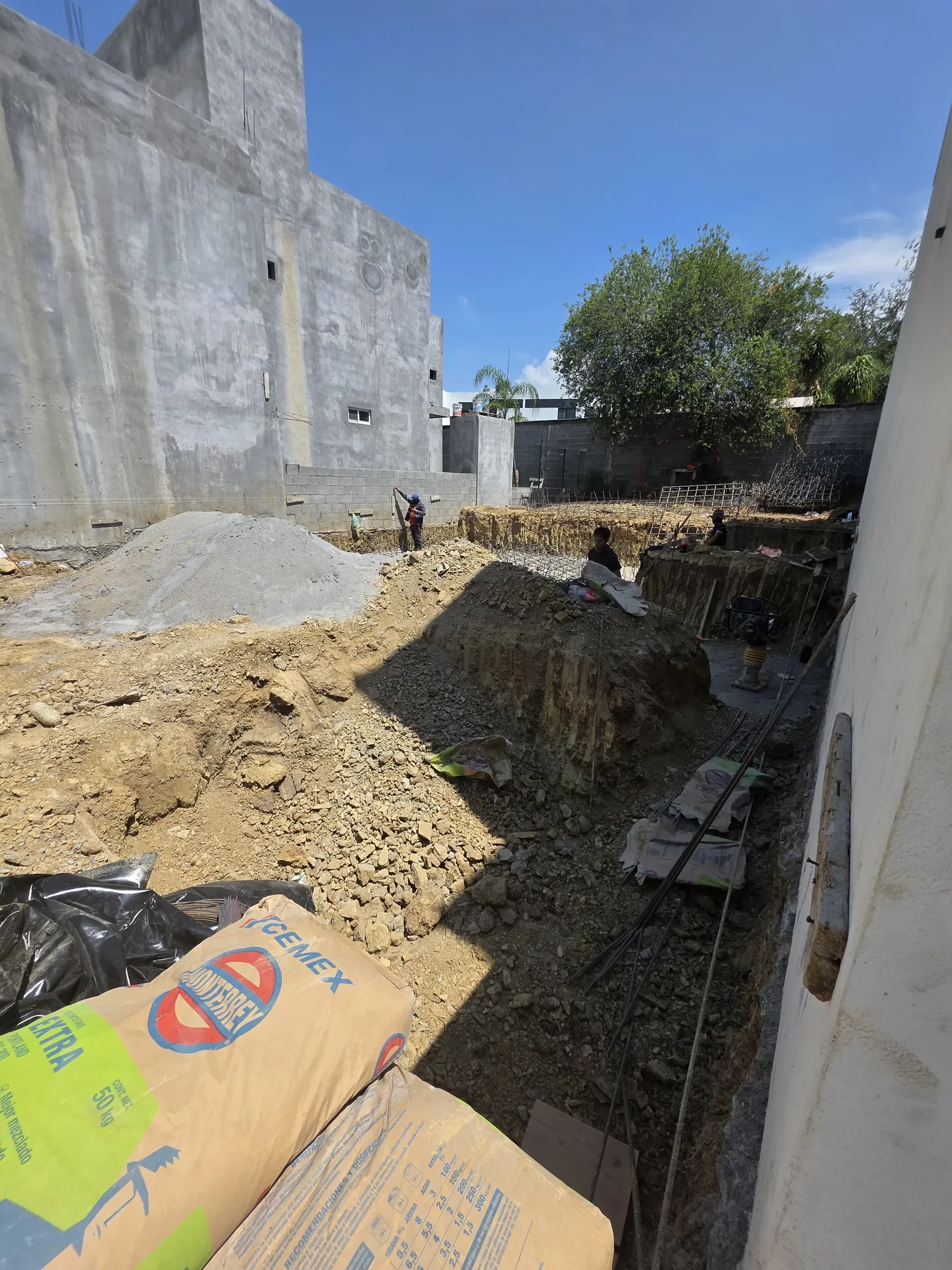 Cimentación con muros de retención de paja y sacos de cemento Premex — Casa Las Esmeraldas Tempus
