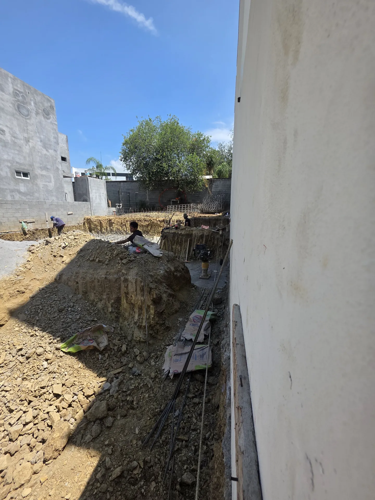 Cimentación en proceso con excavación profunda y muros de retención — Casa Las Esmeraldas Tempus Monterrey