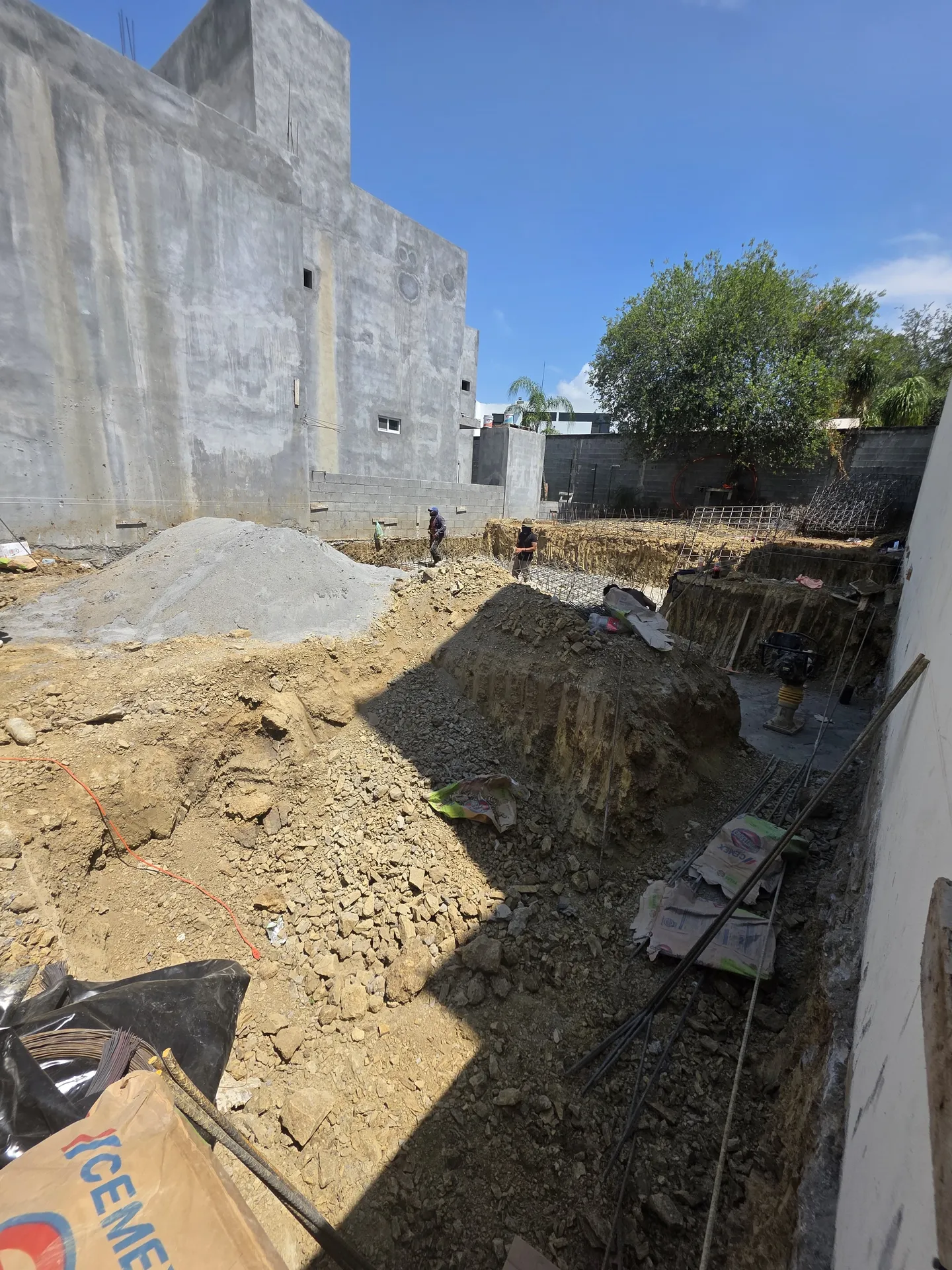 Vista panorámica de avance de cimentación con sacos CEMEX — Casa Las Esmeraldas Tempus Monterrey