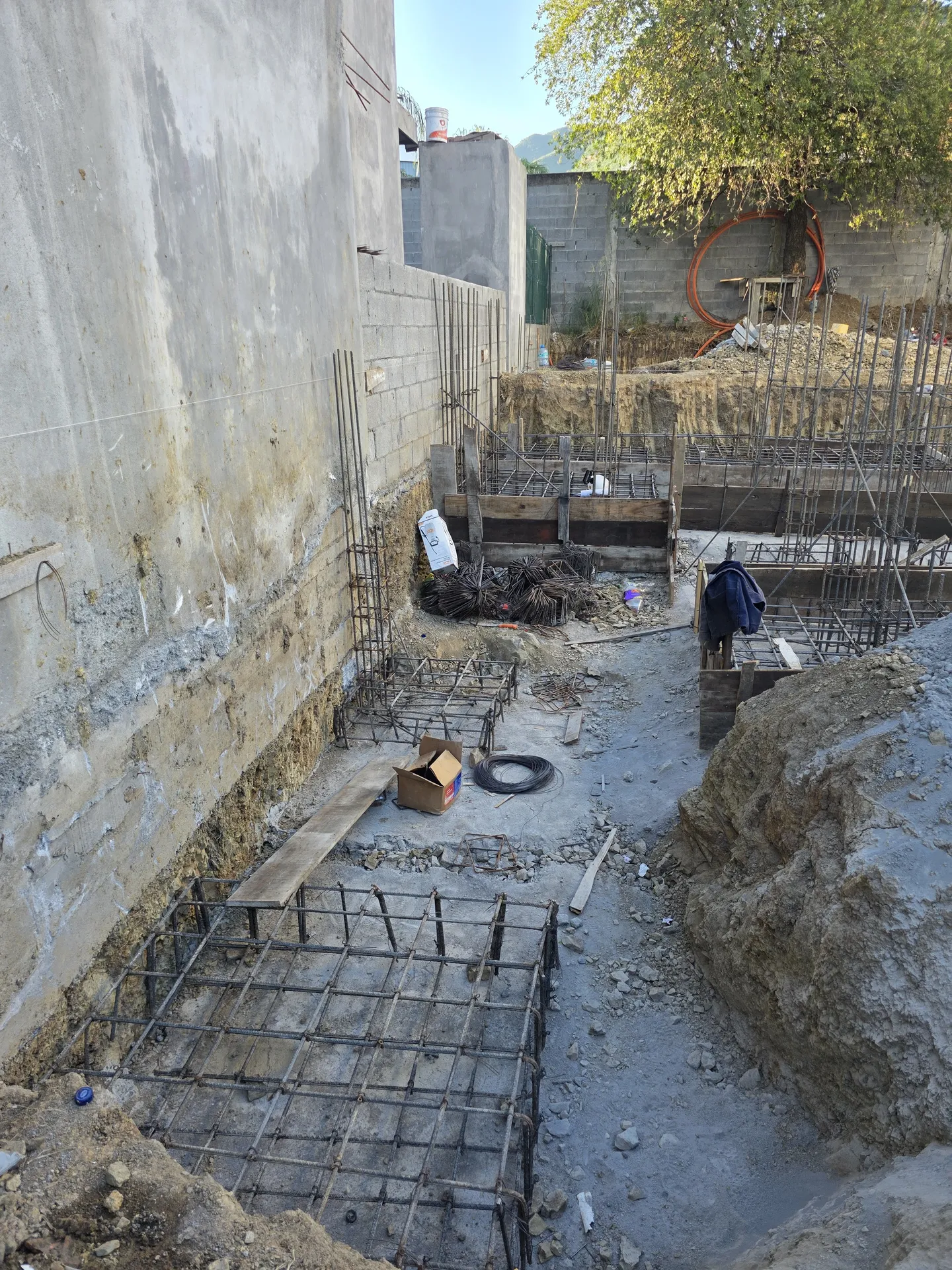 Excavación profunda con cimbra de madera para cimentación — Casa Las Esmeraldas Tempus Monterrey