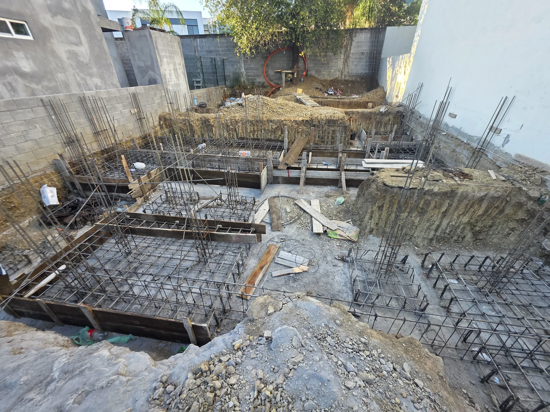 Vista panorámica de cimentación completa armada con múltiples zapatas y dados — Casa Las Esmeraldas Tempus