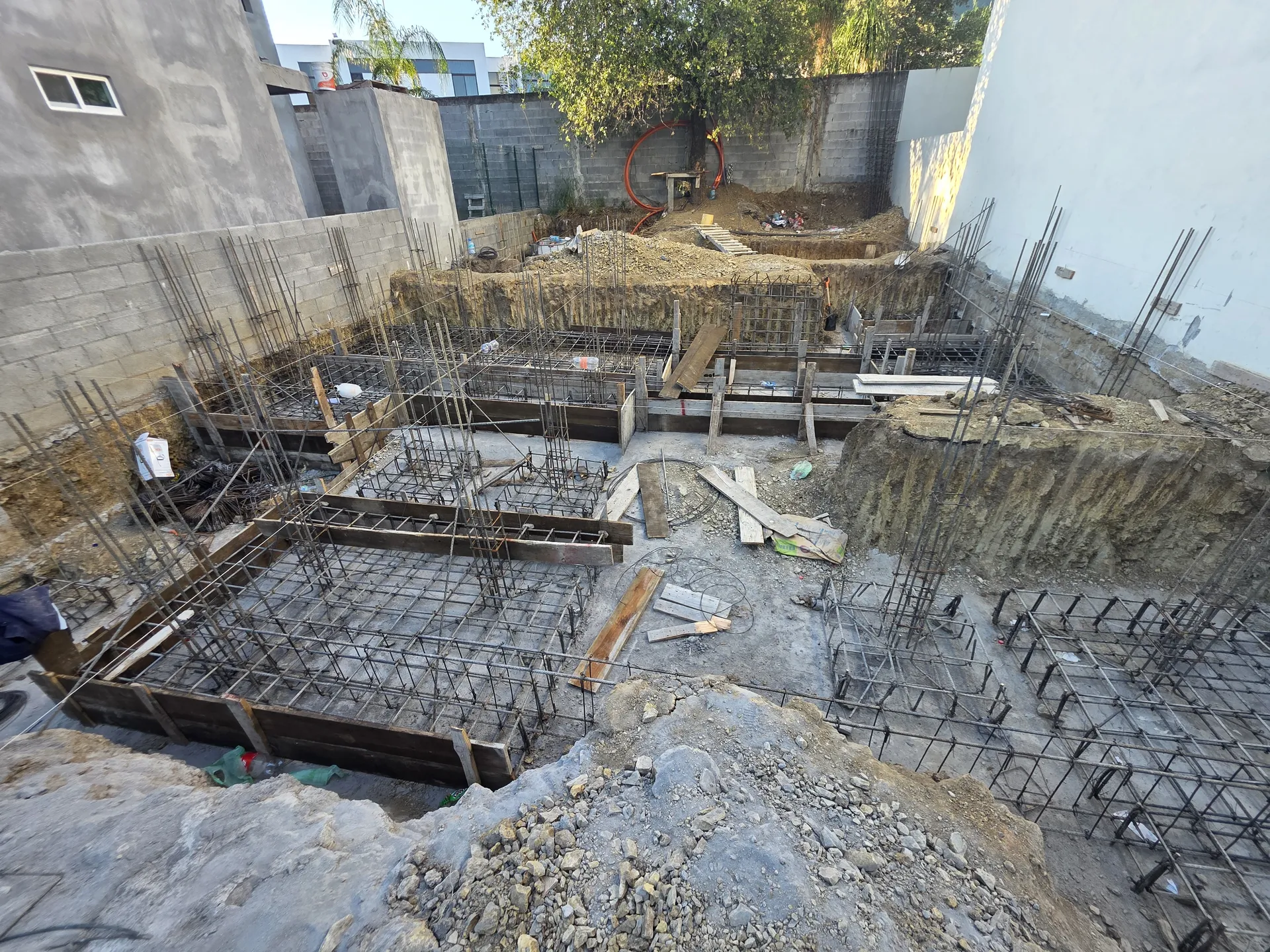 Cimentación armada con cimbras de madera y dados de columna — Casa Las Esmeraldas Tempus Monterrey