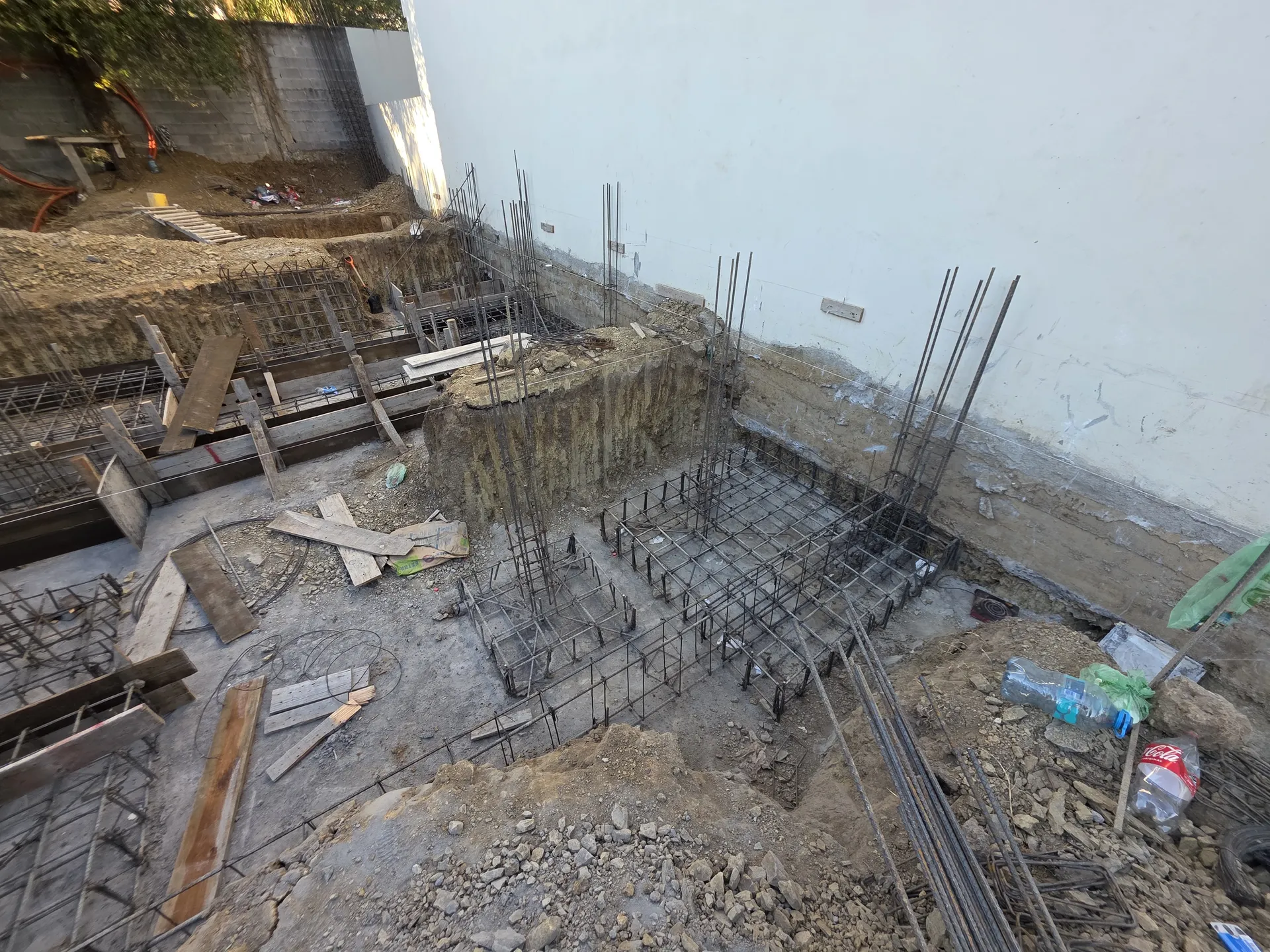Estructura de cimentación con columnas y muros perimetrales armados — Casa Las Esmeraldas Tempus