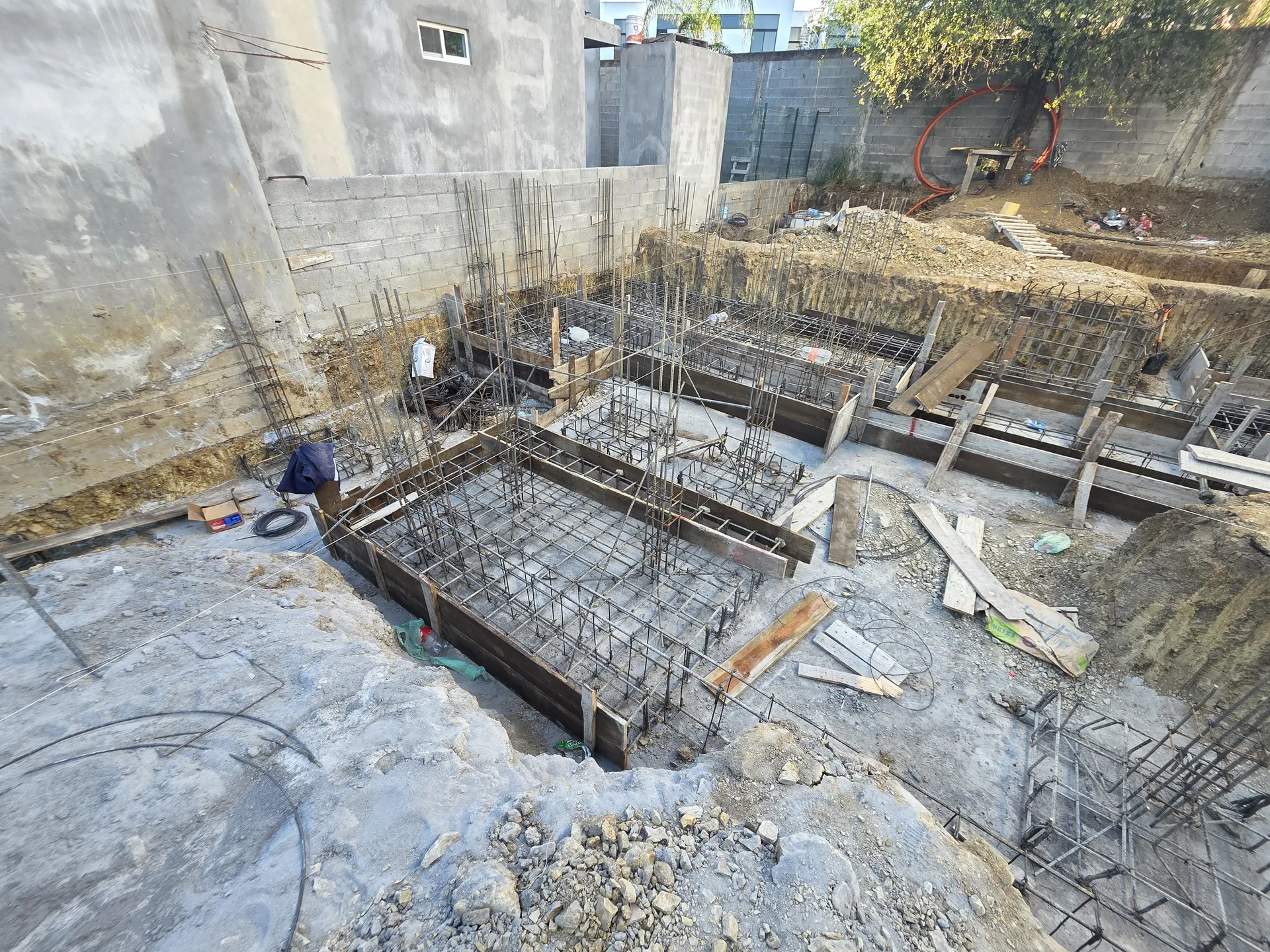 Cimentación con dados de columna y trabes de liga — Casa Las Esmeraldas Tempus Monterrey