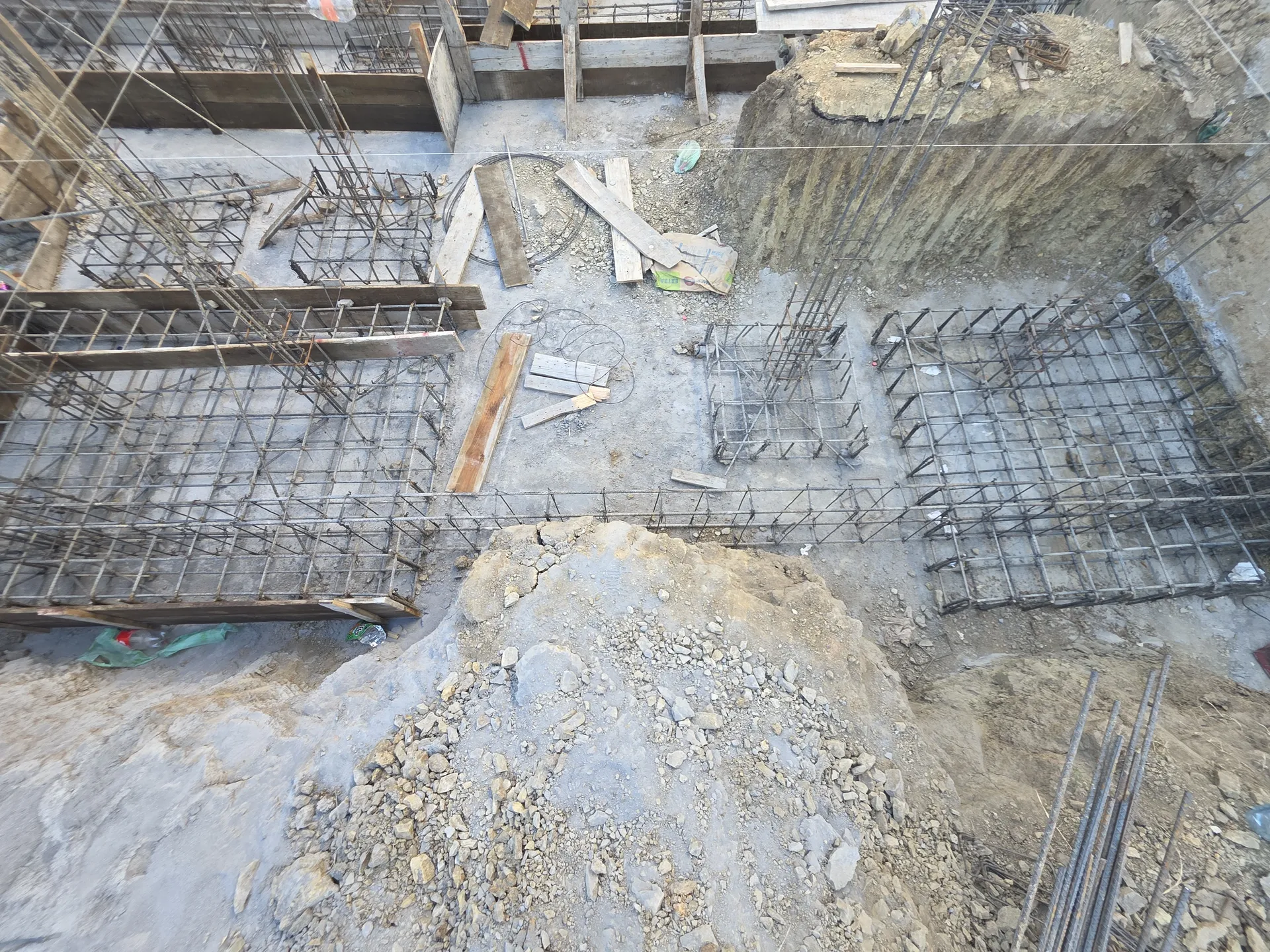 Vista cenital del armado completo de zapatas y trabes — Casa Las Esmeraldas Tempus Monterrey