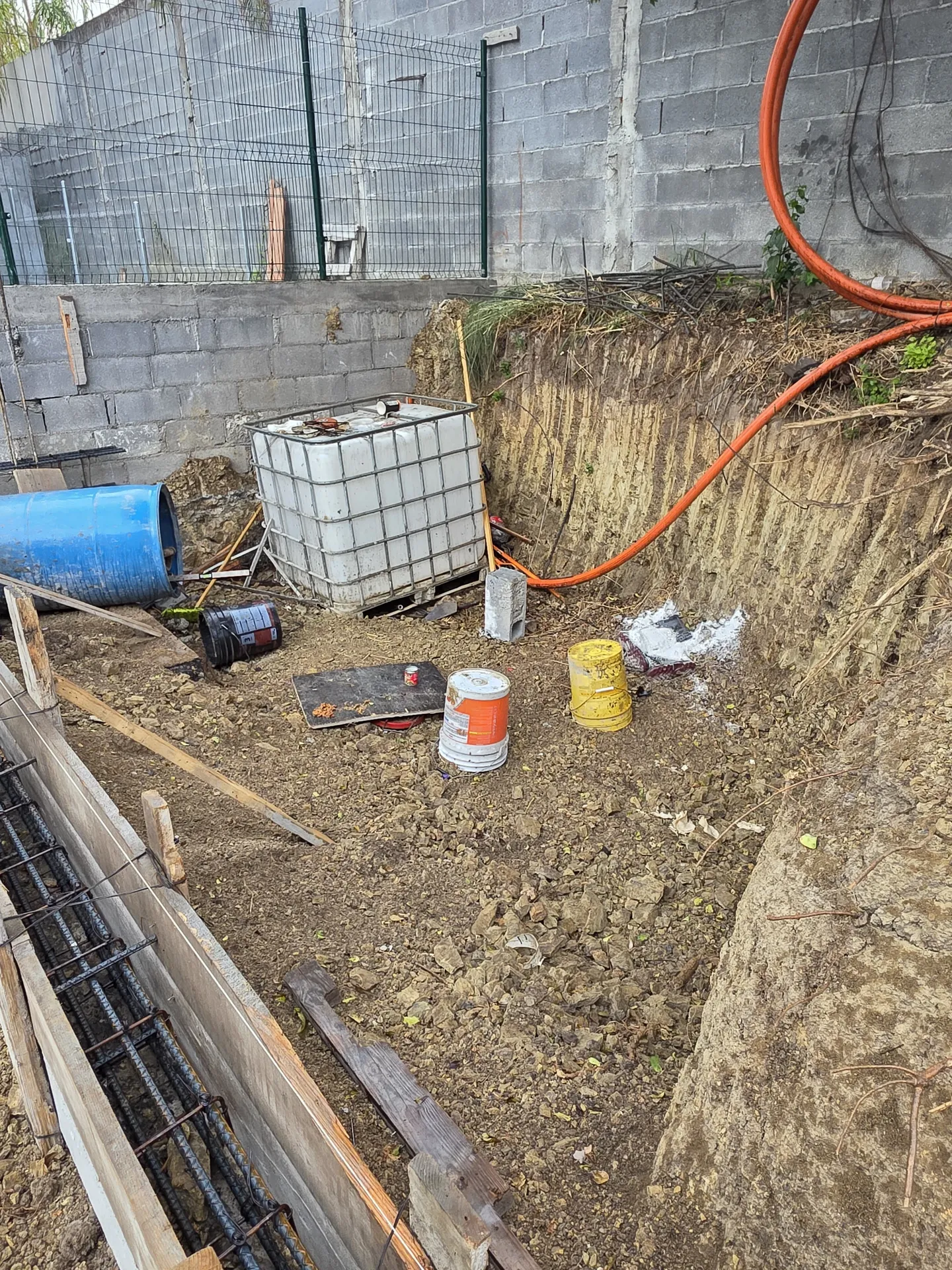 Almacenamiento de tinaco de agua y materiales en esquina del lote — Casa Las Esmeraldas Tempus