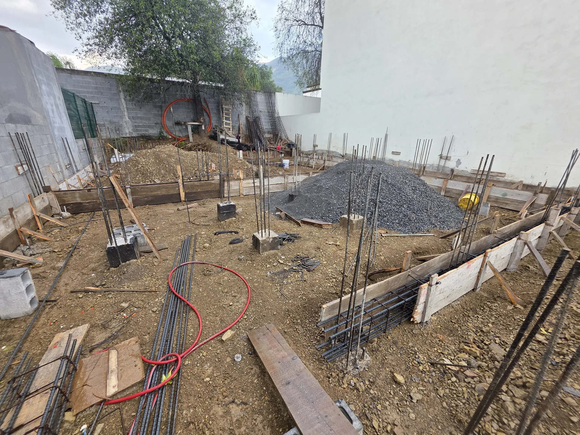 Cimentación con grava y arranques verticales de varilla para columnas — Casa Las Esmeraldas Tempus Monterrey