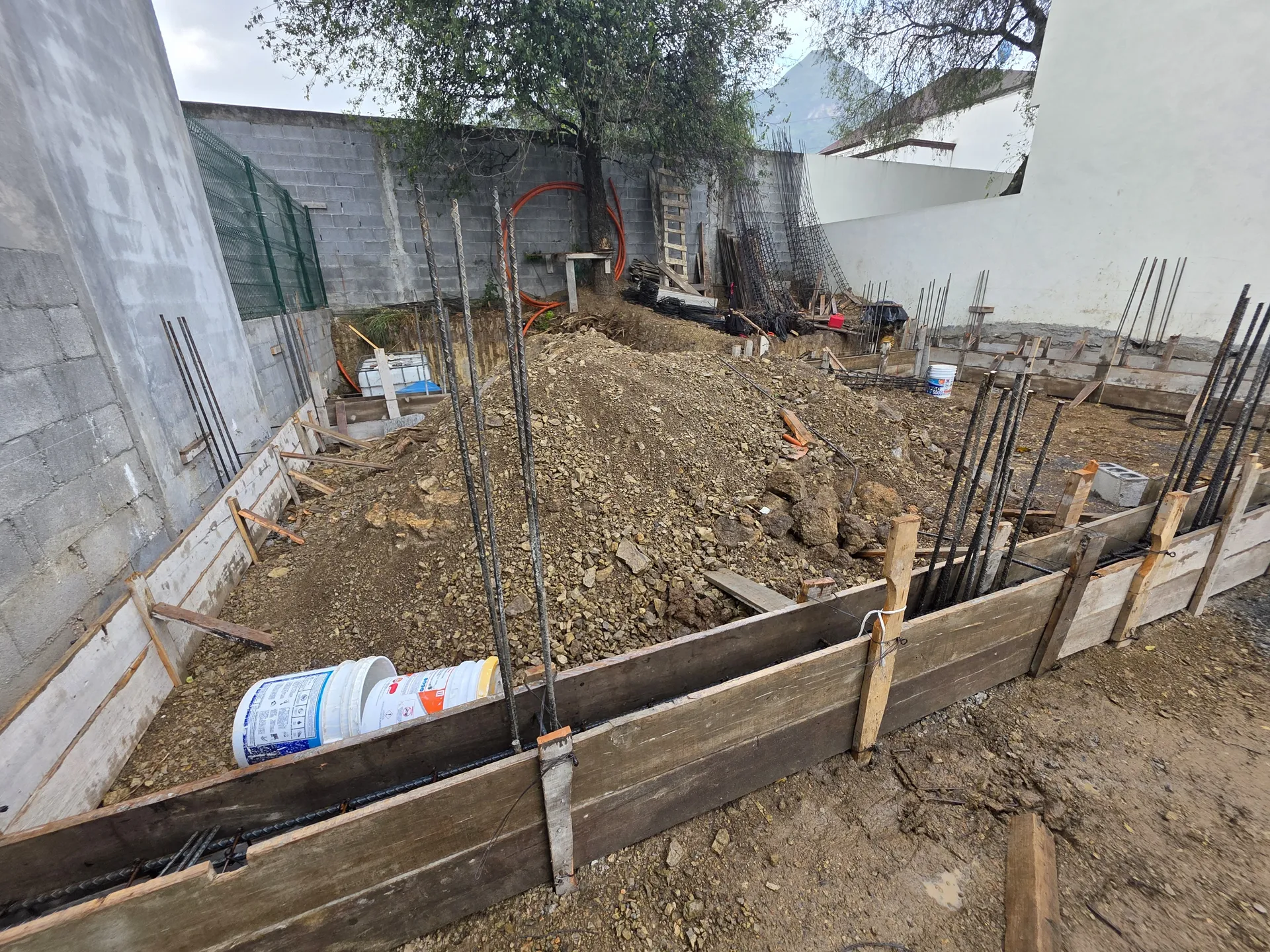 Cimentación con cimbra de madera y materiales de obra — Casa Las Esmeraldas Tempus Monterrey