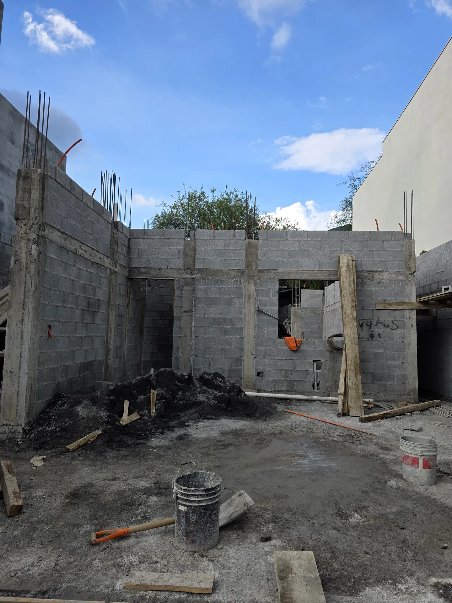 Muros de block levantados con primer vano de ventana en planta baja — Casa Las Esmeraldas Tempus