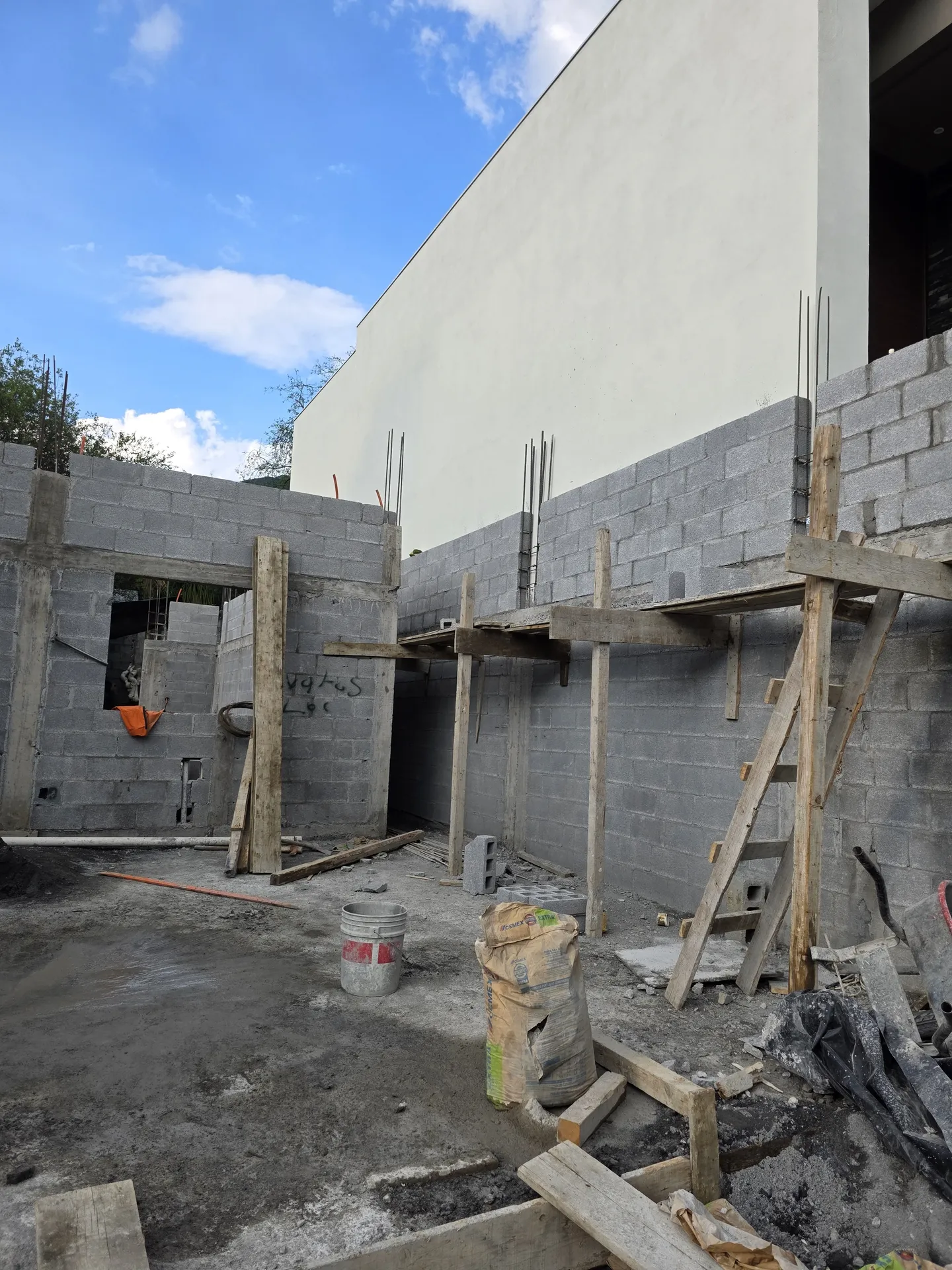 Muros de block con andamio de madera y cubetas de mortero — Casa Las Esmeraldas Tempus Monterrey