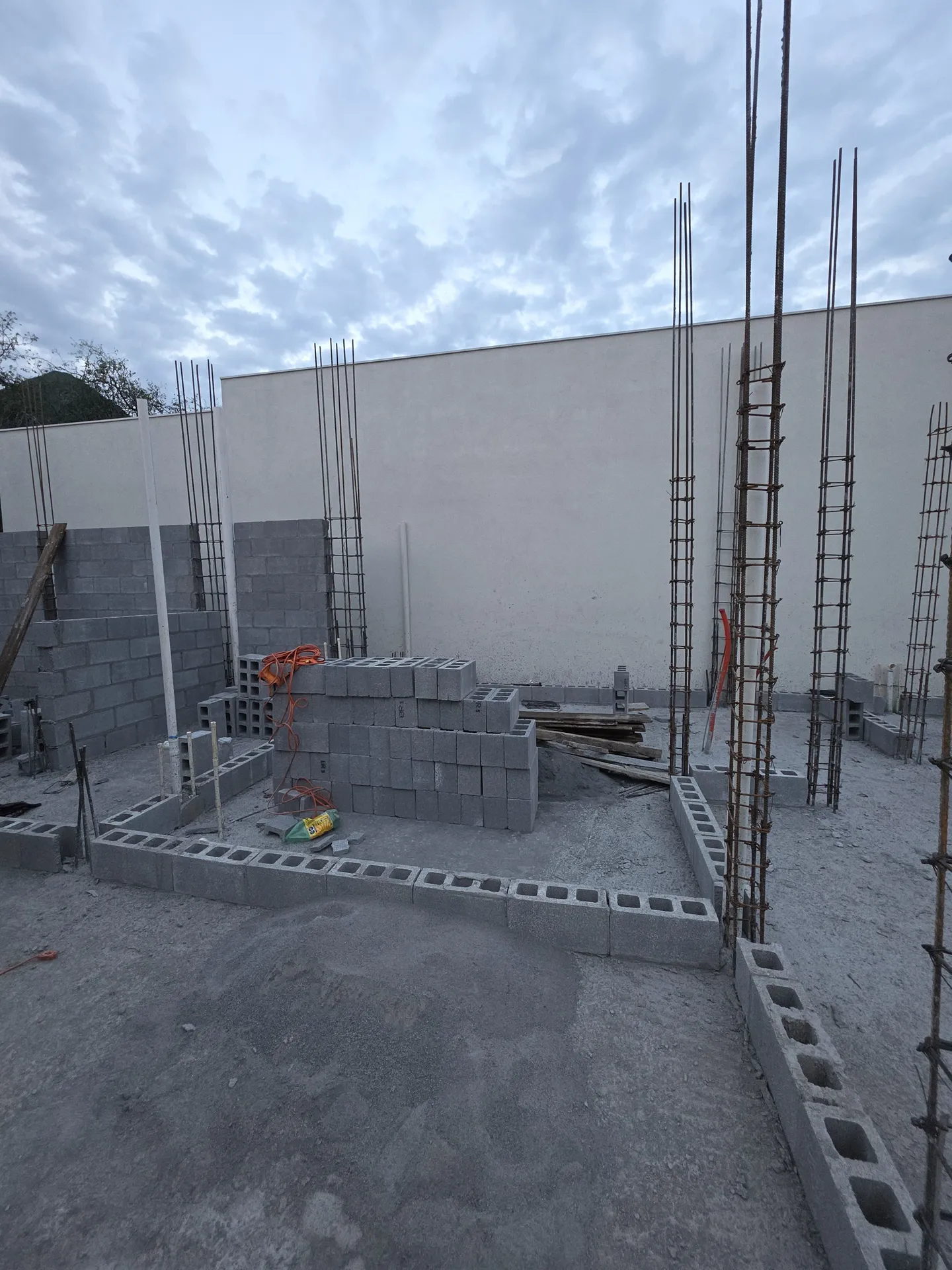 Vista cenital del trazado de muros con primera hilada de block — Casa Las Esmeraldas Tempus