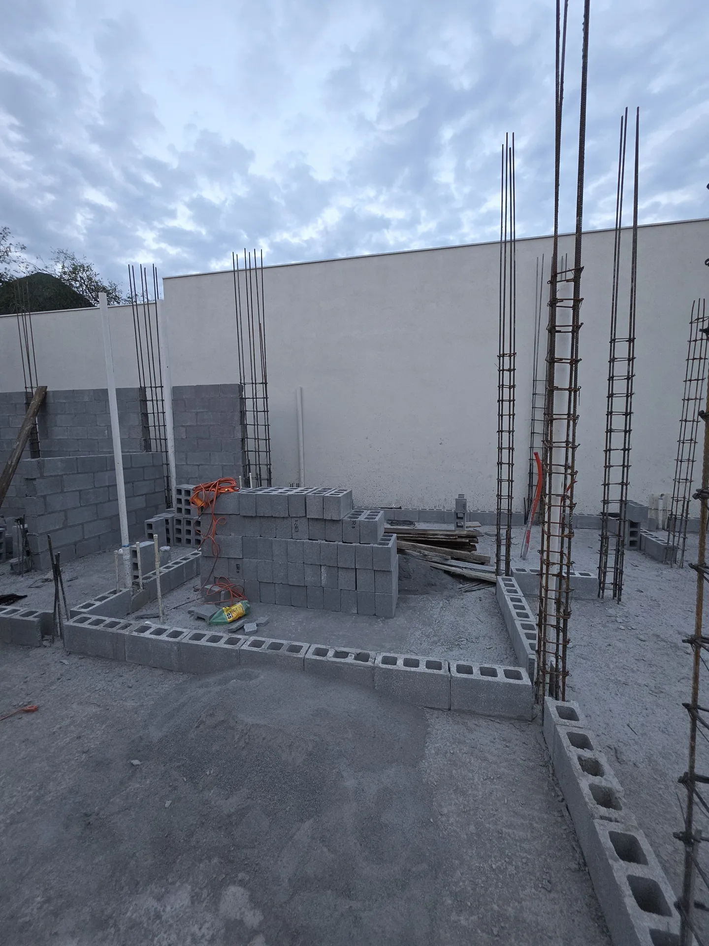 Trazado de muros con primera hilada de block y arranques de columna — Casa Las Esmeraldas Tempus Monterrey