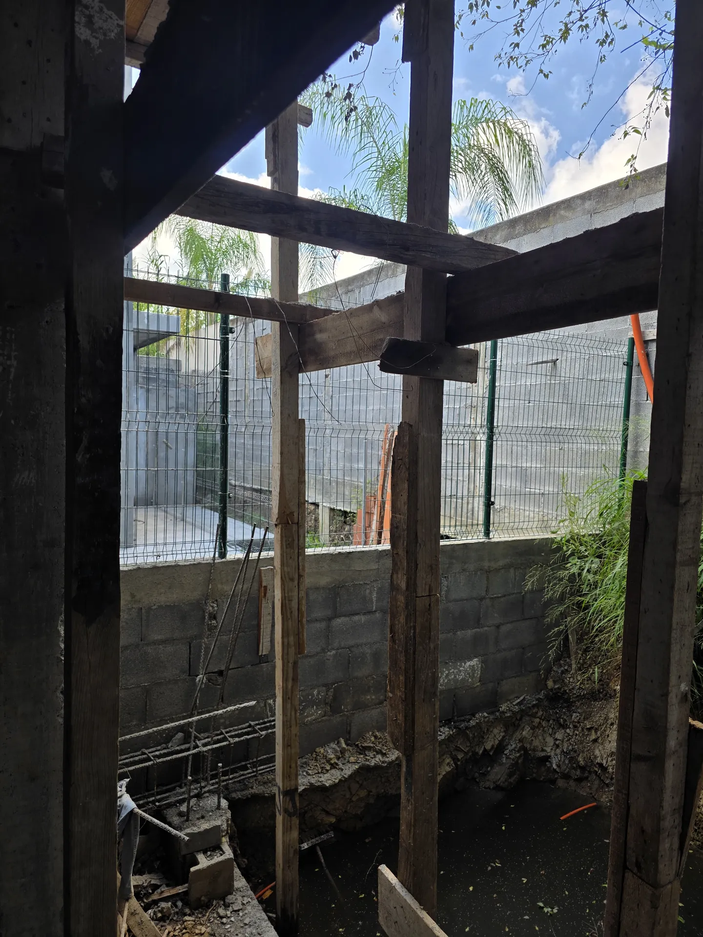 Cimbra de madera de columna en construcción interior — Casa Las Esmeraldas Tempus Monterrey