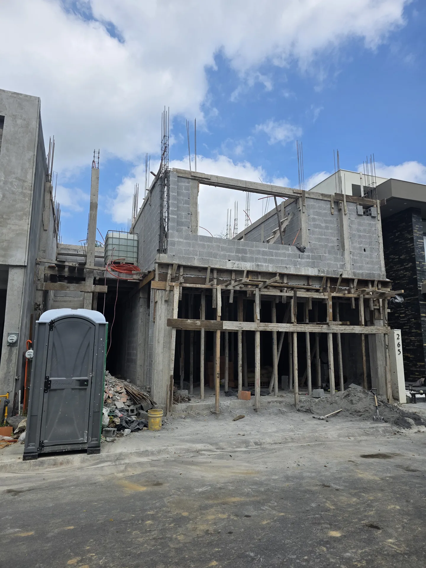 Fachada con primer nivel terminado y cimbra de losa de entrepiso con puntales — Casa Las Esmeraldas Tempus