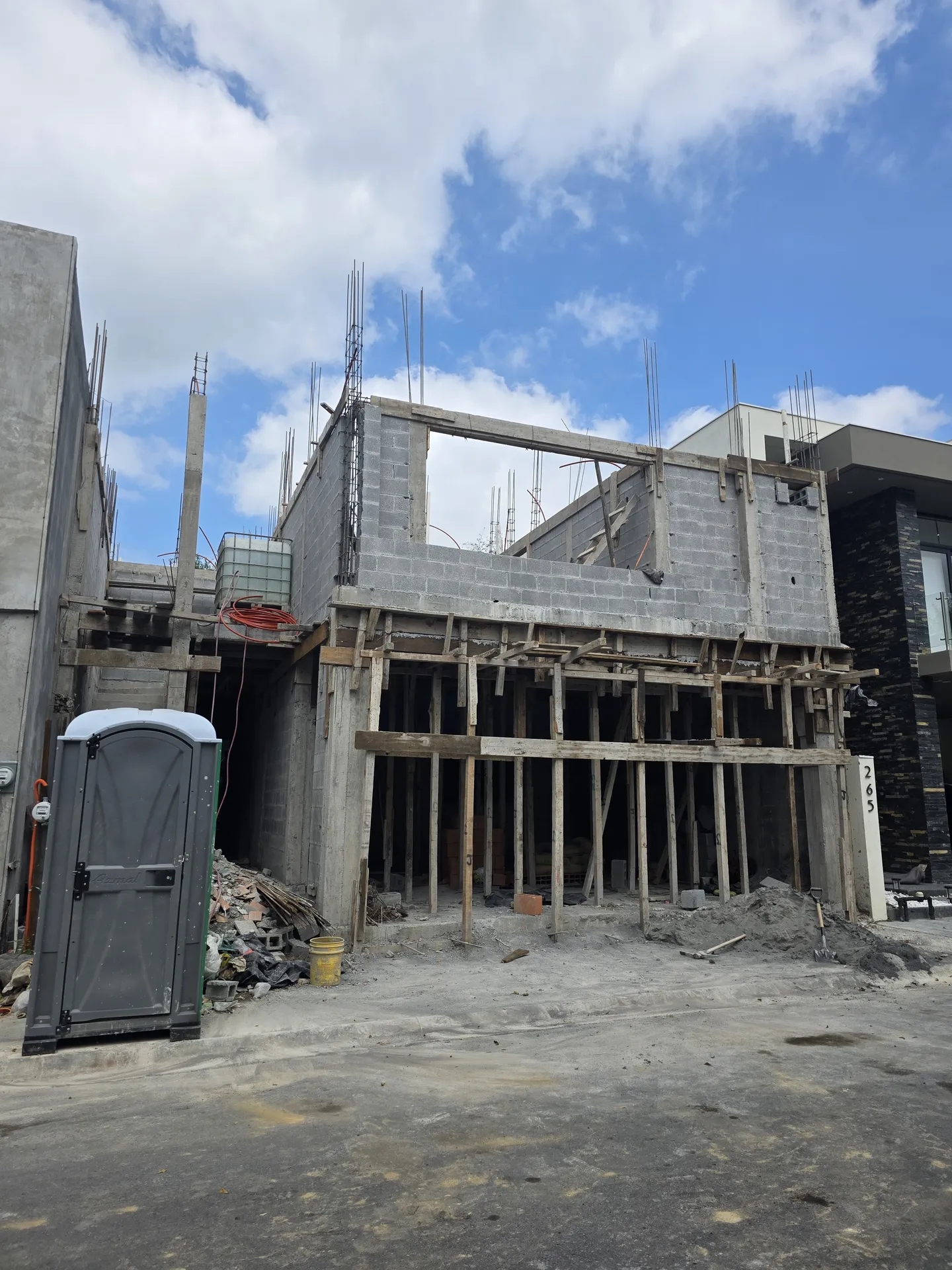 Fachada con cimbra de losa de entrepiso en otro momento del proceso — Casa Las Esmeraldas Tempus Monterrey