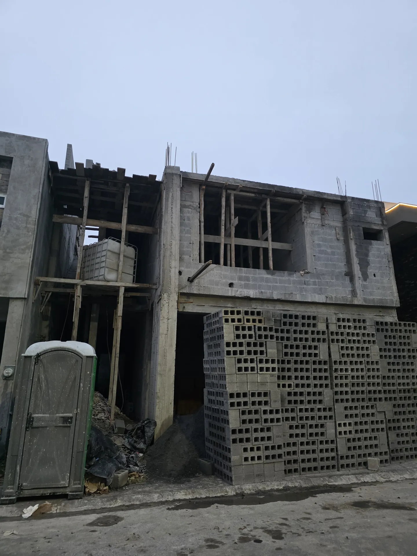 Fachada con dinteles del segundo nivel y blocks apilados en planta baja — Casa Las Esmeraldas Tempus