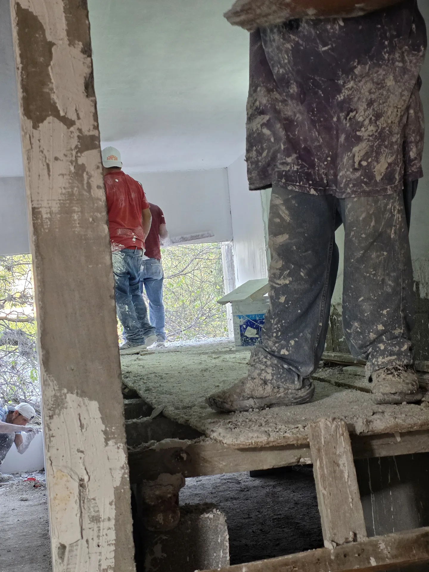 Albañiles aplanando muros interiores con mortero — acabado en obra Casa Las Esmeraldas Tempus Monterrey