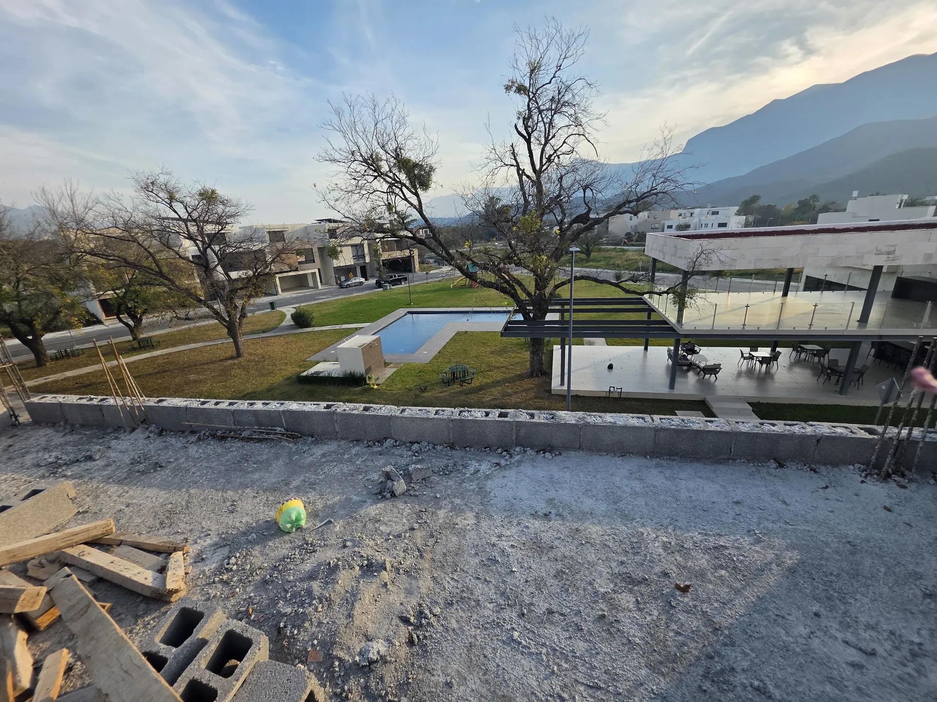 Vista panorámica desde segundo nivel hacia cerros con casas vecinas y alberca — Casa Las Esmeraldas Tempus
