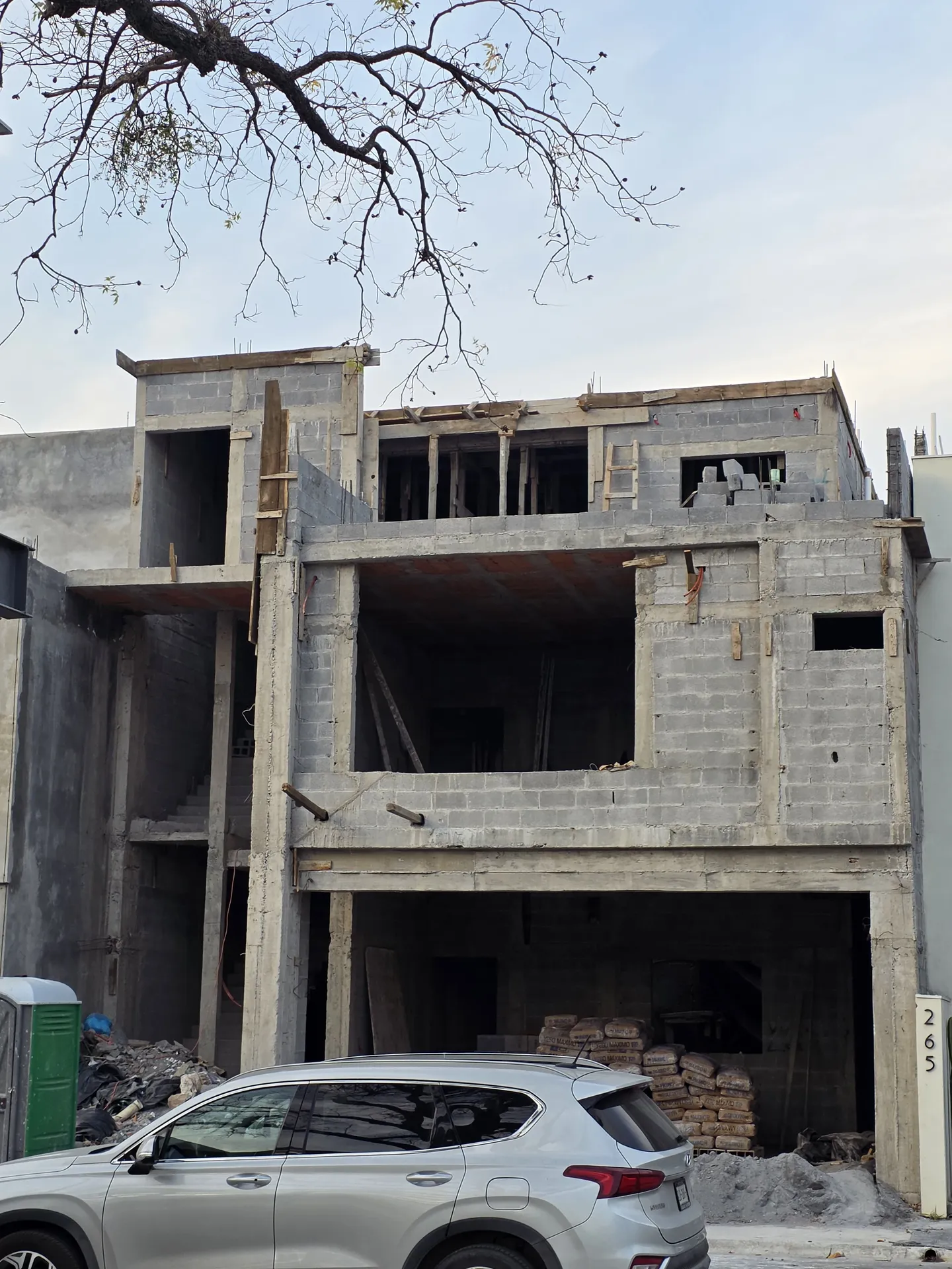 Fachada con estructura terminada en gris obra de dos niveles — Casa Las Esmeraldas Tempus Monterrey