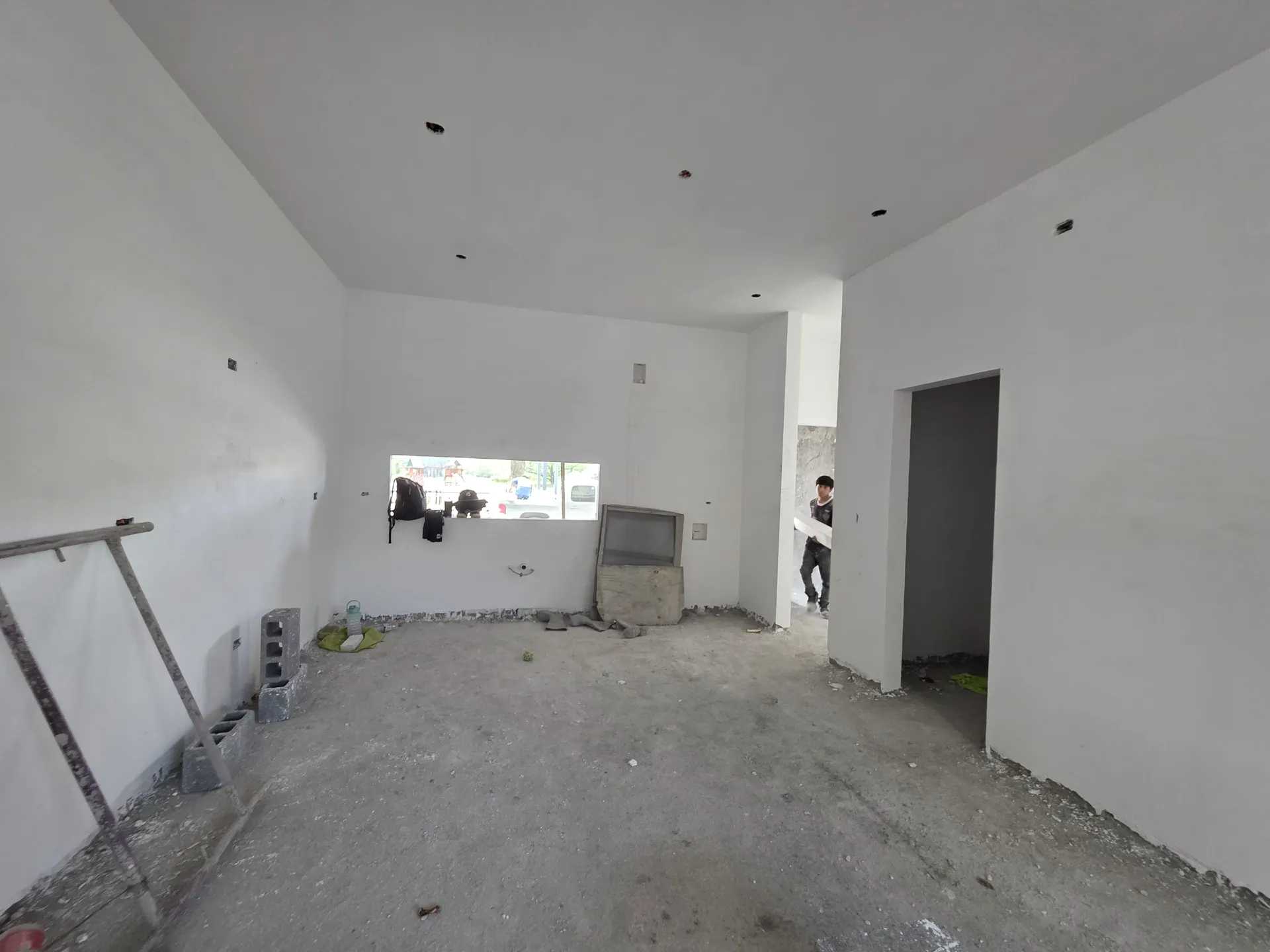 Habitación con muros aplanados blancos y salidas eléctricas en plafón — Casa Las Esmeraldas Tempus Monterrey