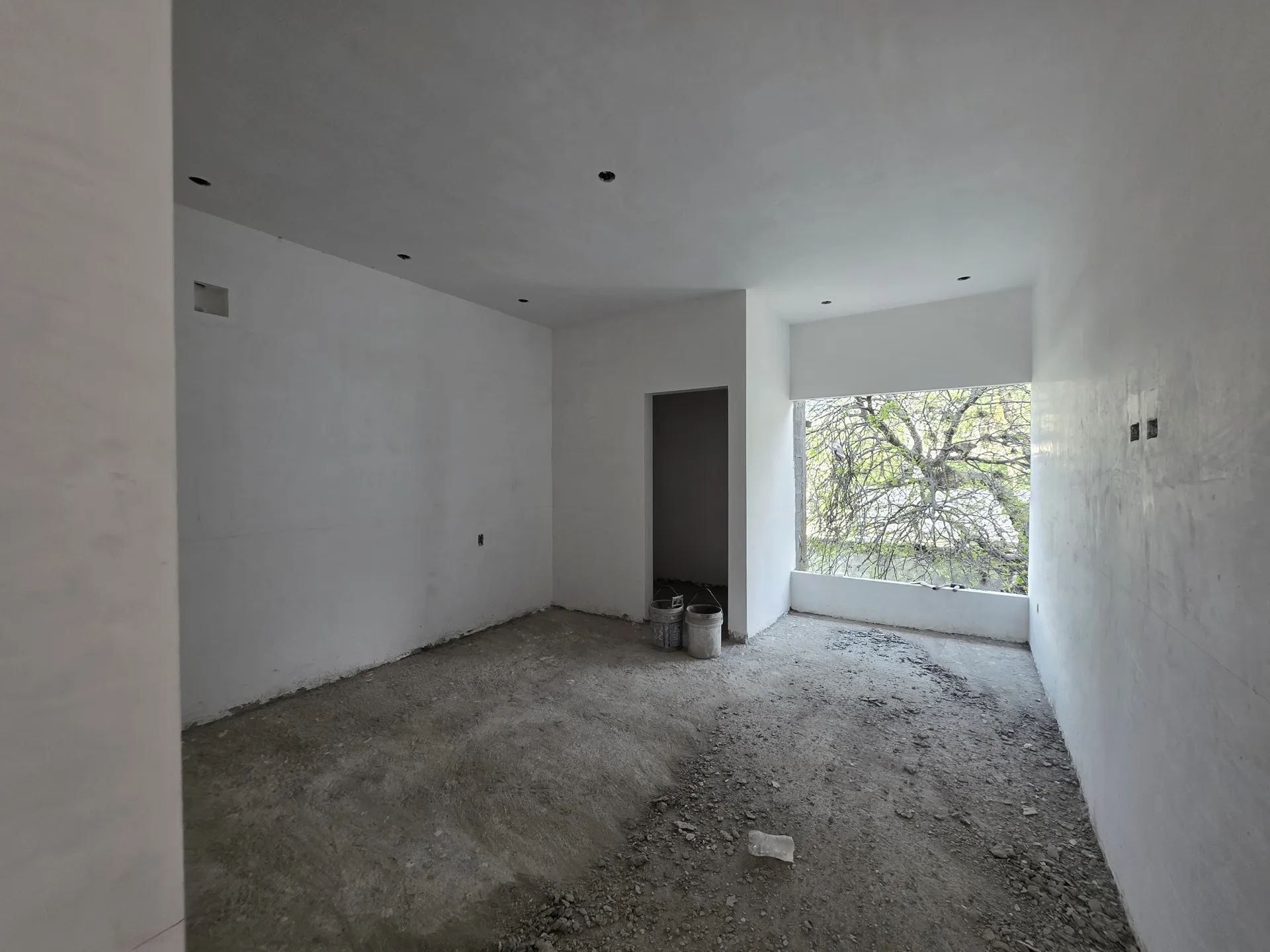 Habitación con ventana grande hacia árbol exterior — acabados Casa Las Esmeraldas Tempus Monterrey