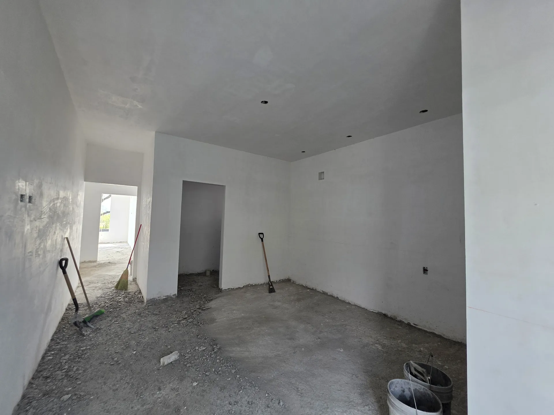 Habitación con muros blancos terminados en proceso de limpieza final — Casa Las Esmeraldas Tempus