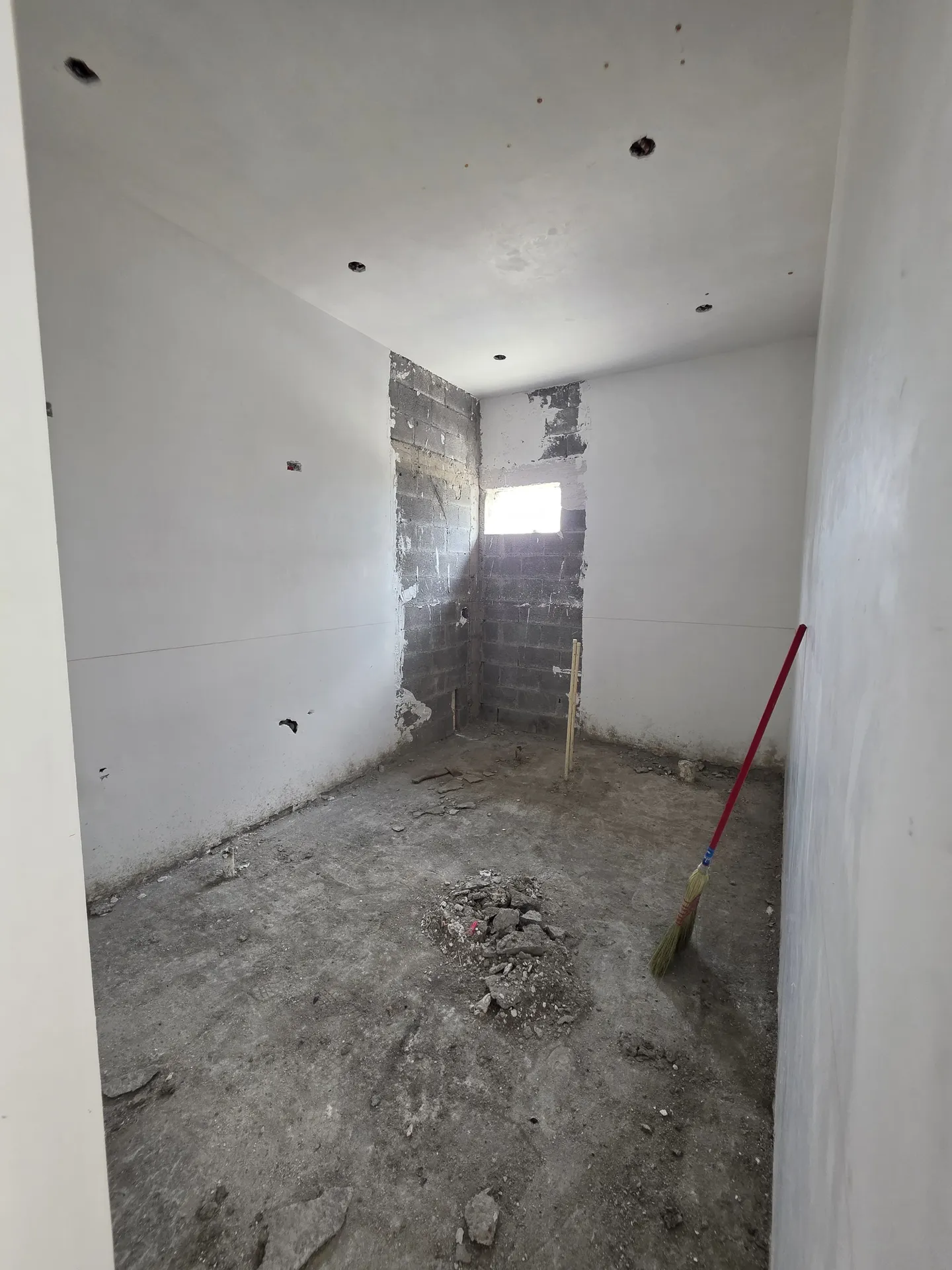 Cuarto pequeño en proceso de aplanado con ventana — Casa Las Esmeraldas Tempus Monterrey