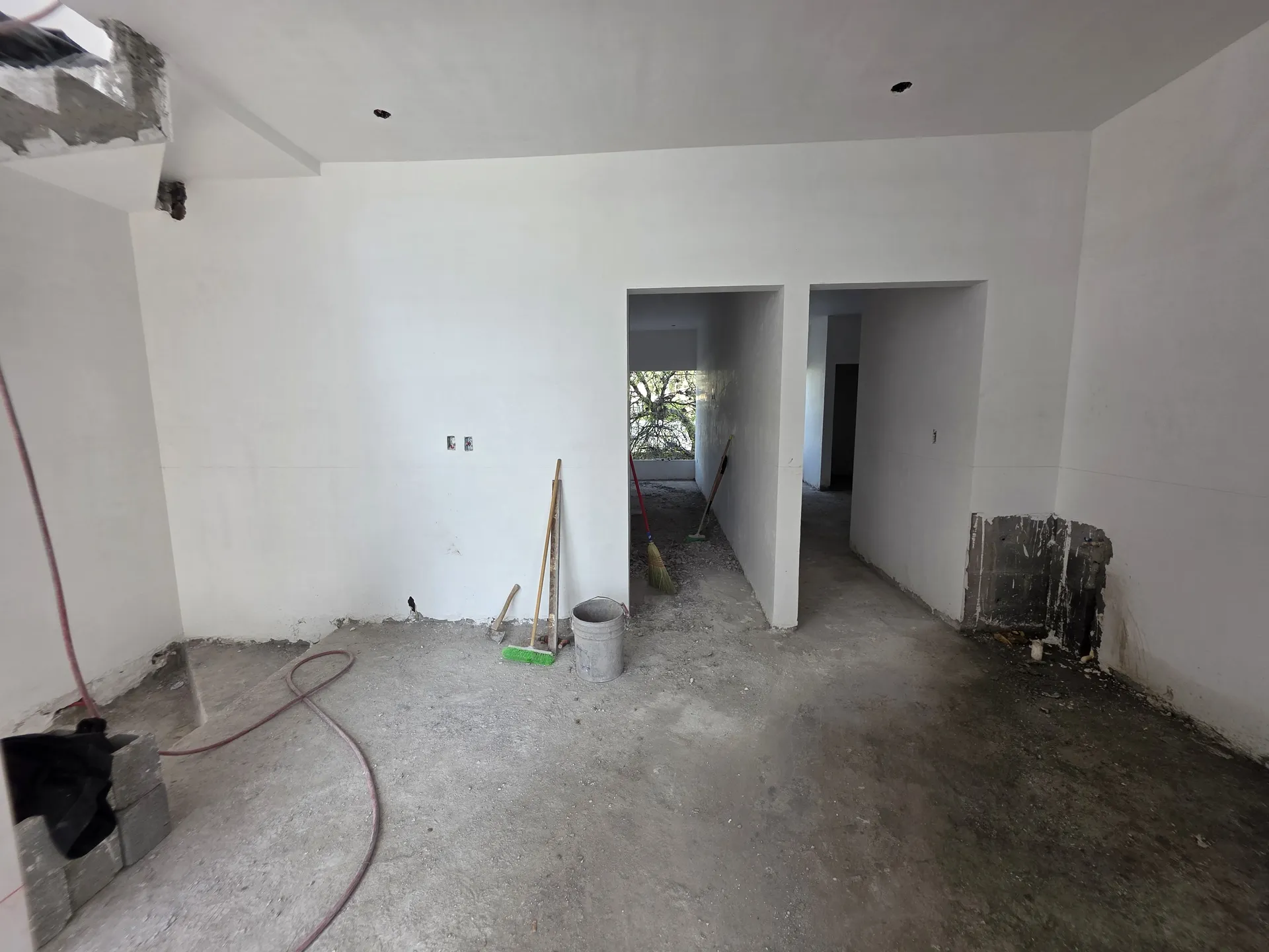 Espacio interior con dos vanos hacia otras habitaciones — Casa Las Esmeraldas Tempus Monterrey