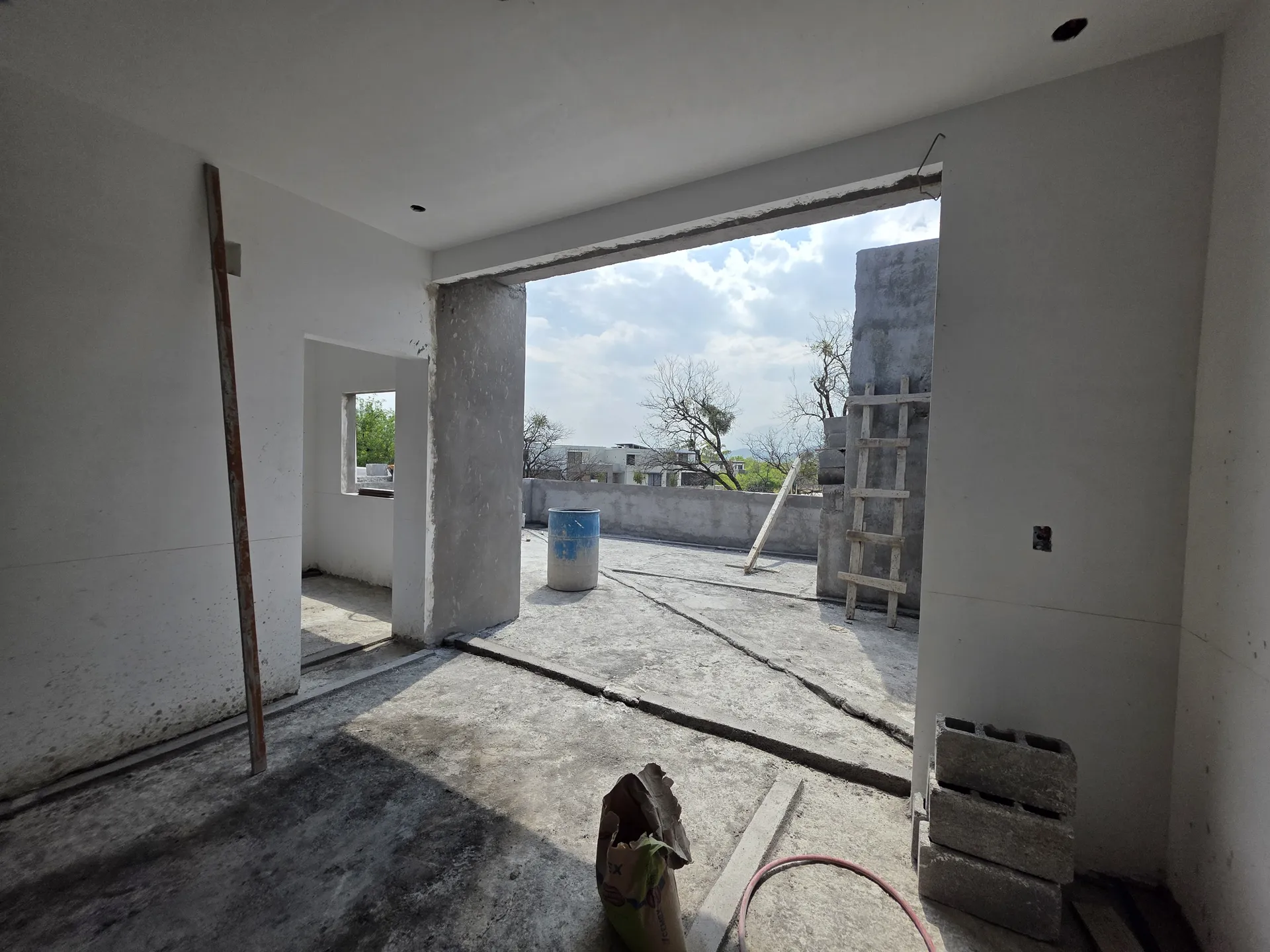 Acceso a terraza con vista al exterior y cimbra de madera — Casa Las Esmeraldas Tempus Monterrey