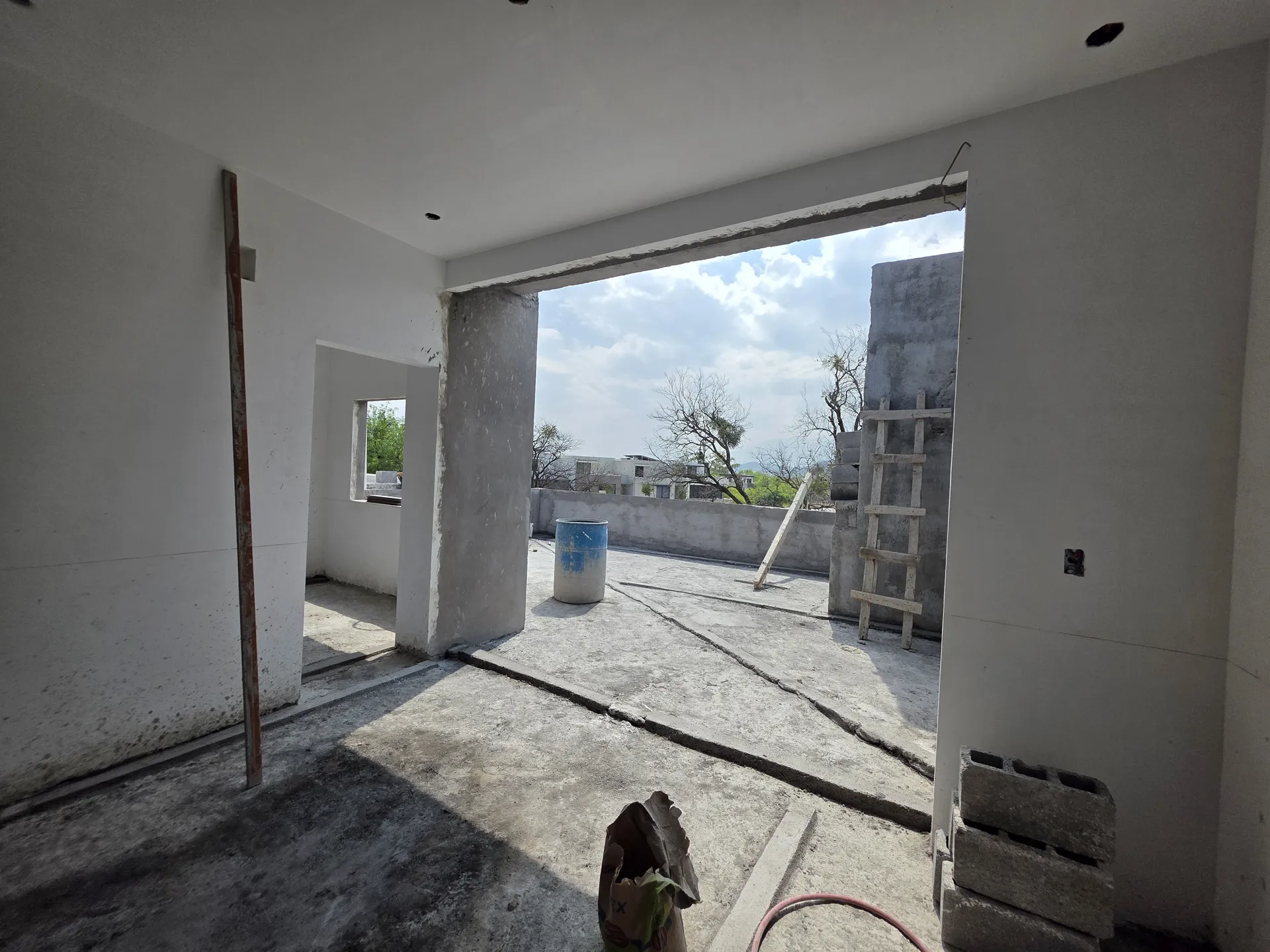 Acceso a terraza con vista al exterior — Casa Las Esmeraldas Tempus Monterrey