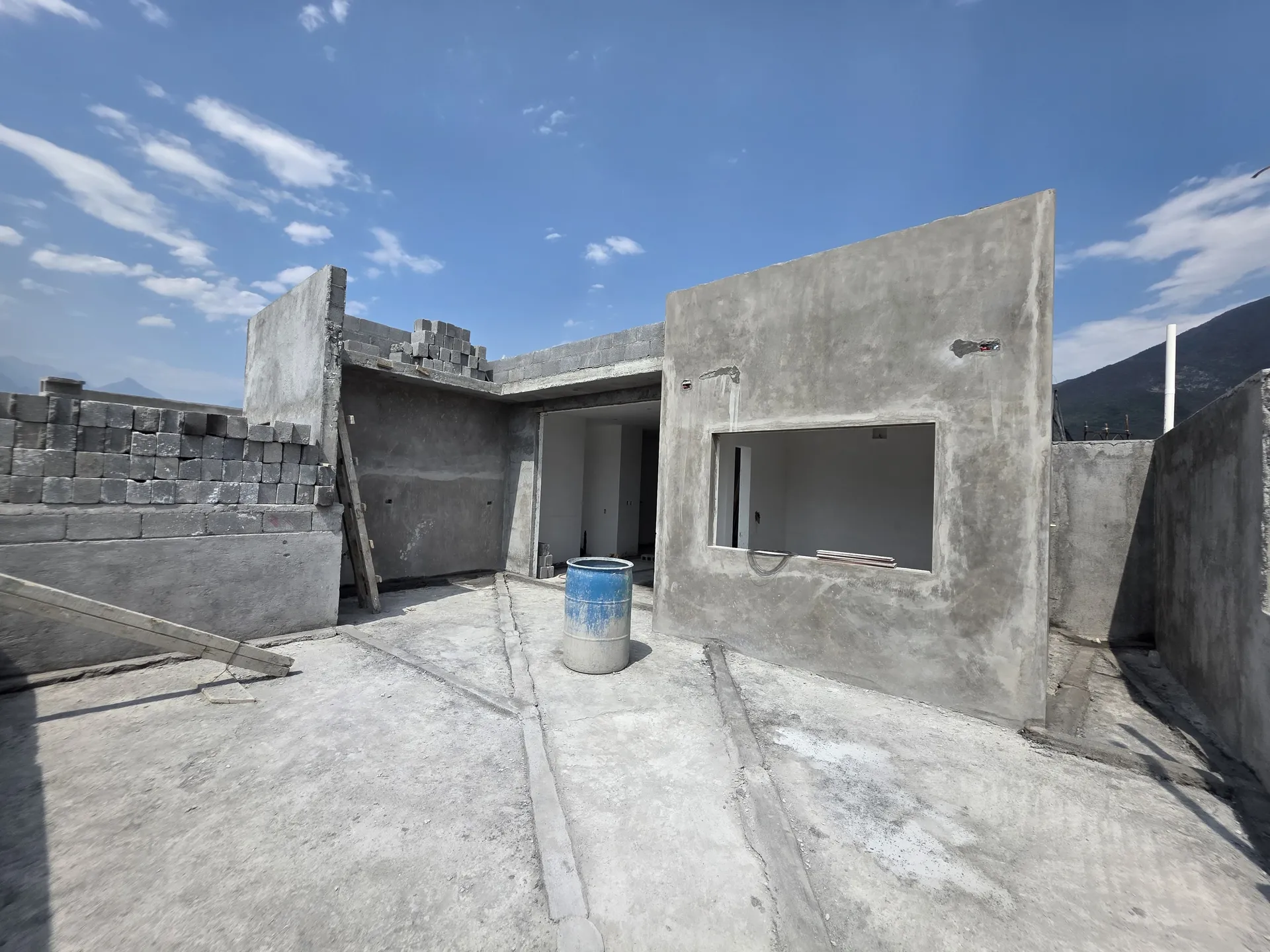 Vista panorámica de azotea con cuartos de servicio y cerros al fondo — Casa Las Esmeraldas Tempus