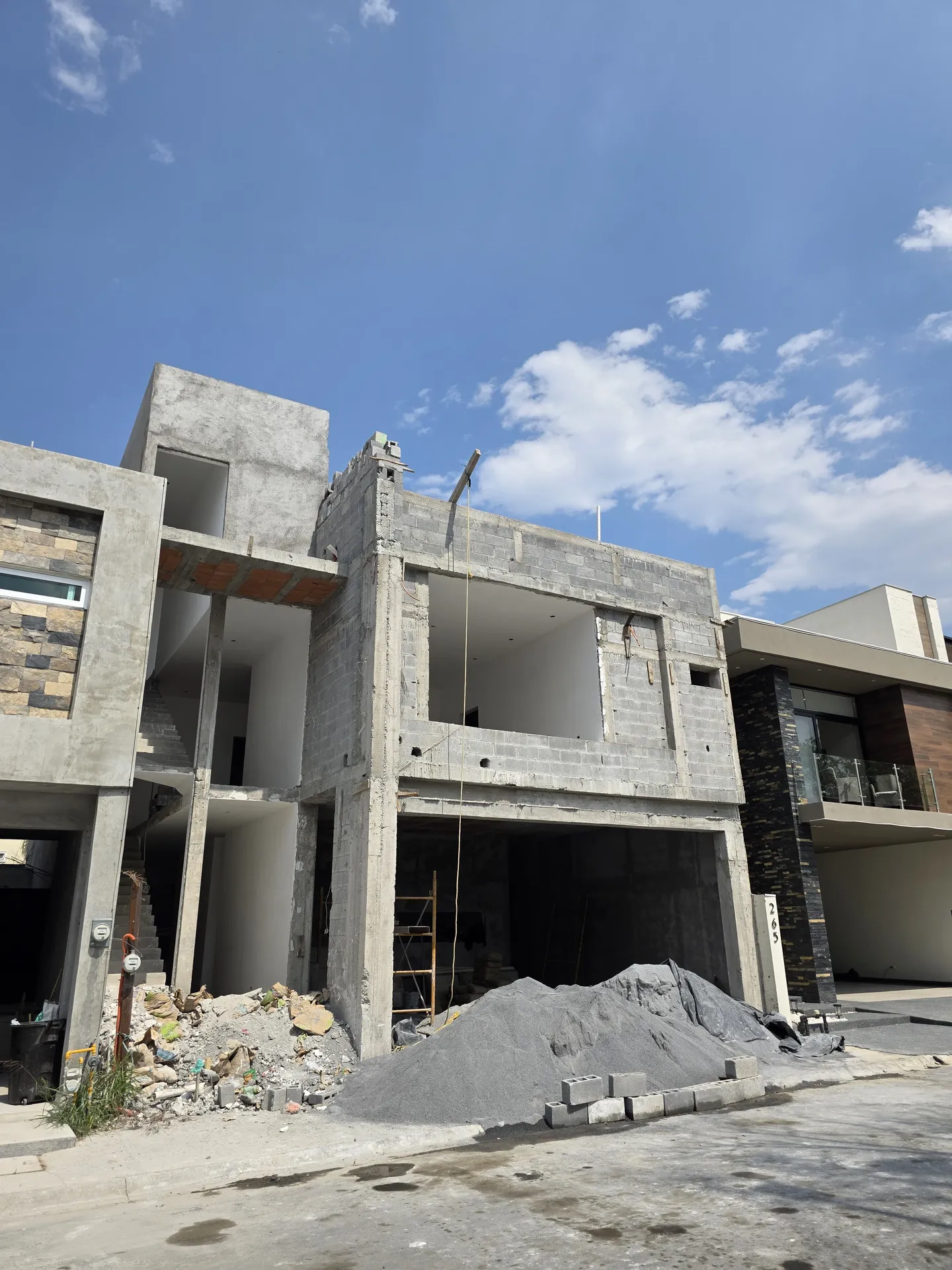 Fachada exterior con dos niveles y balcón saliente — Casa Las Esmeraldas Tempus Monterrey