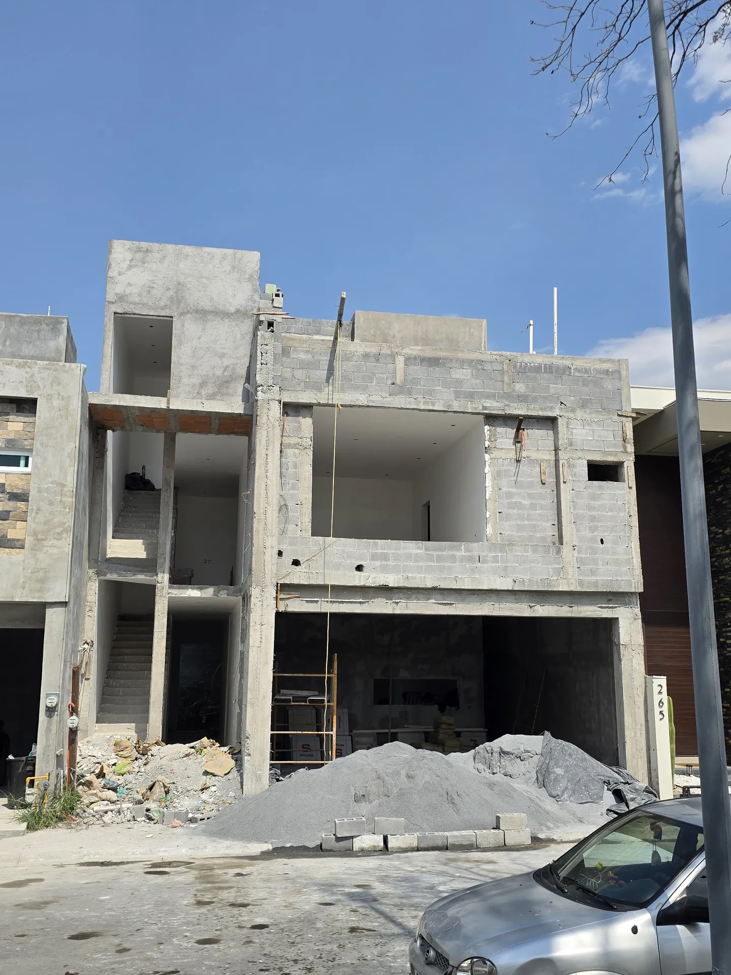 Fachada con estructura completa de dos niveles — Casa Las Esmeraldas en Los Cristales Monterrey · Tempus