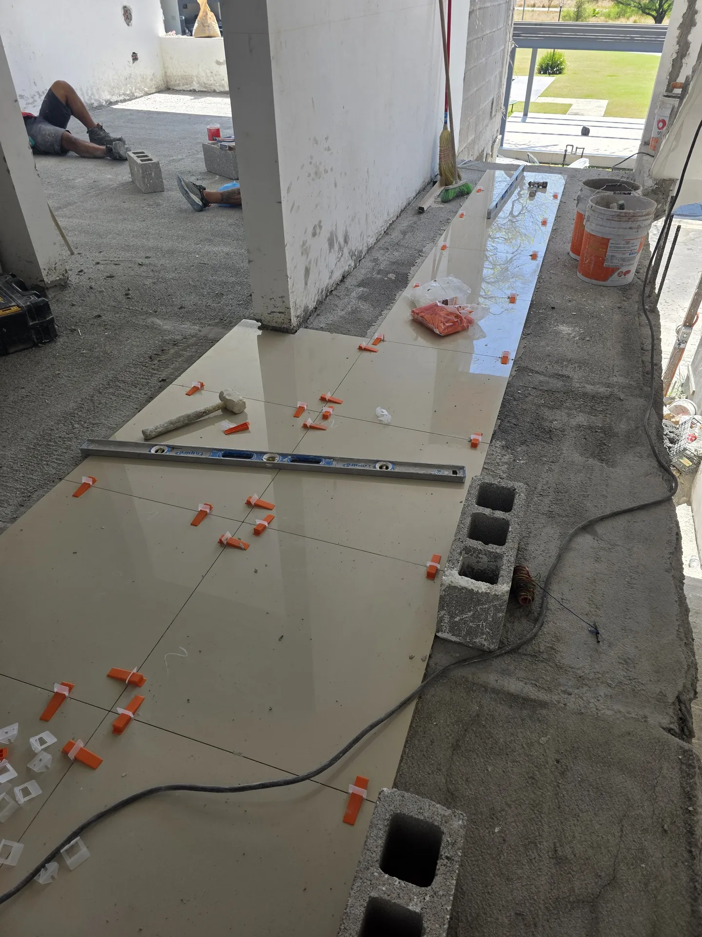 Instalación de piso de porcelanato beige con crucetas niveladoras — Casa Las Esmeraldas Tempus Monterrey