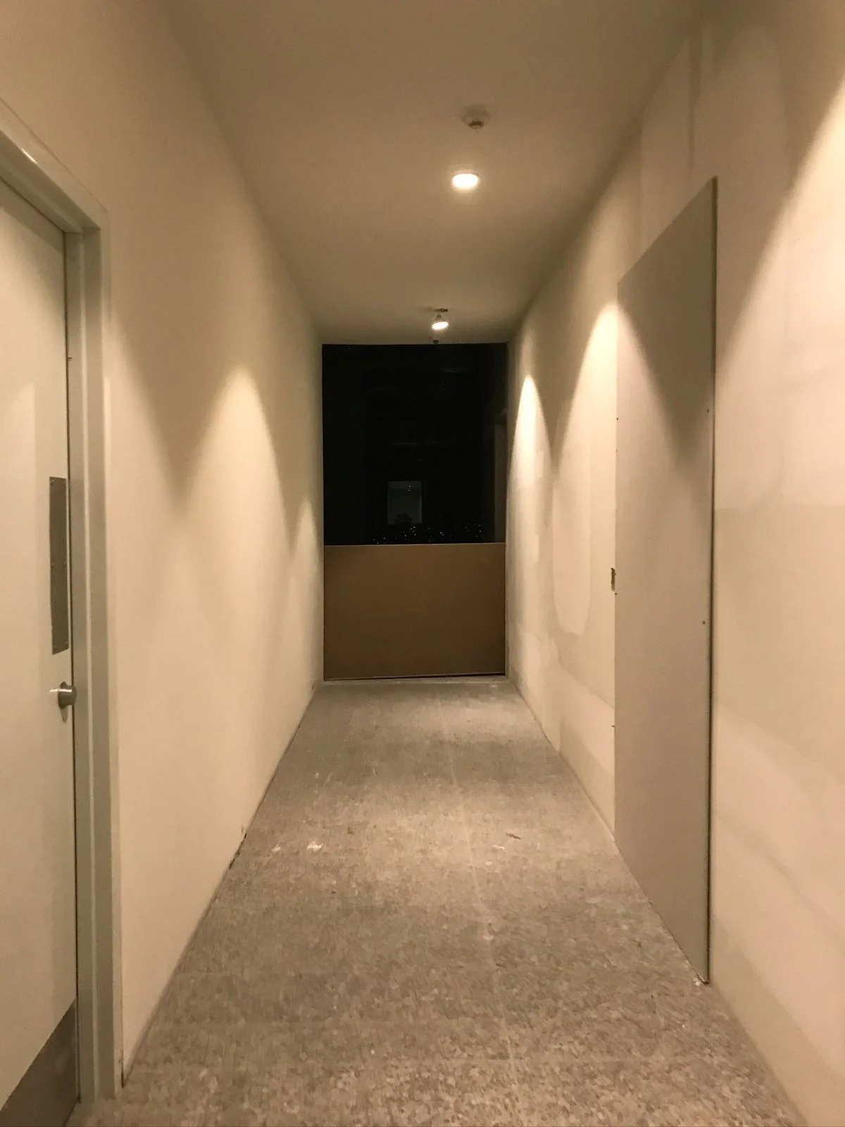 Pasillo nocturno terminado con muros aplanados y plafón con downlights — Altos del Roble Tempus Monterrey