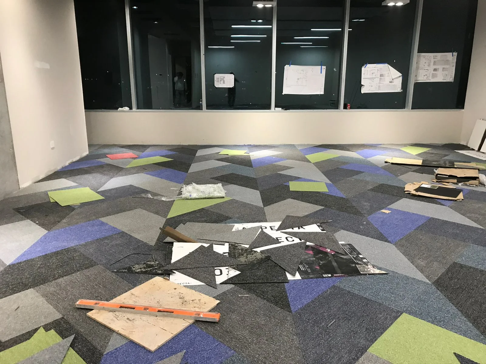 Piso de alfombra modular geométrica en proceso de instalación — Altos del Roble Tempus Monterrey