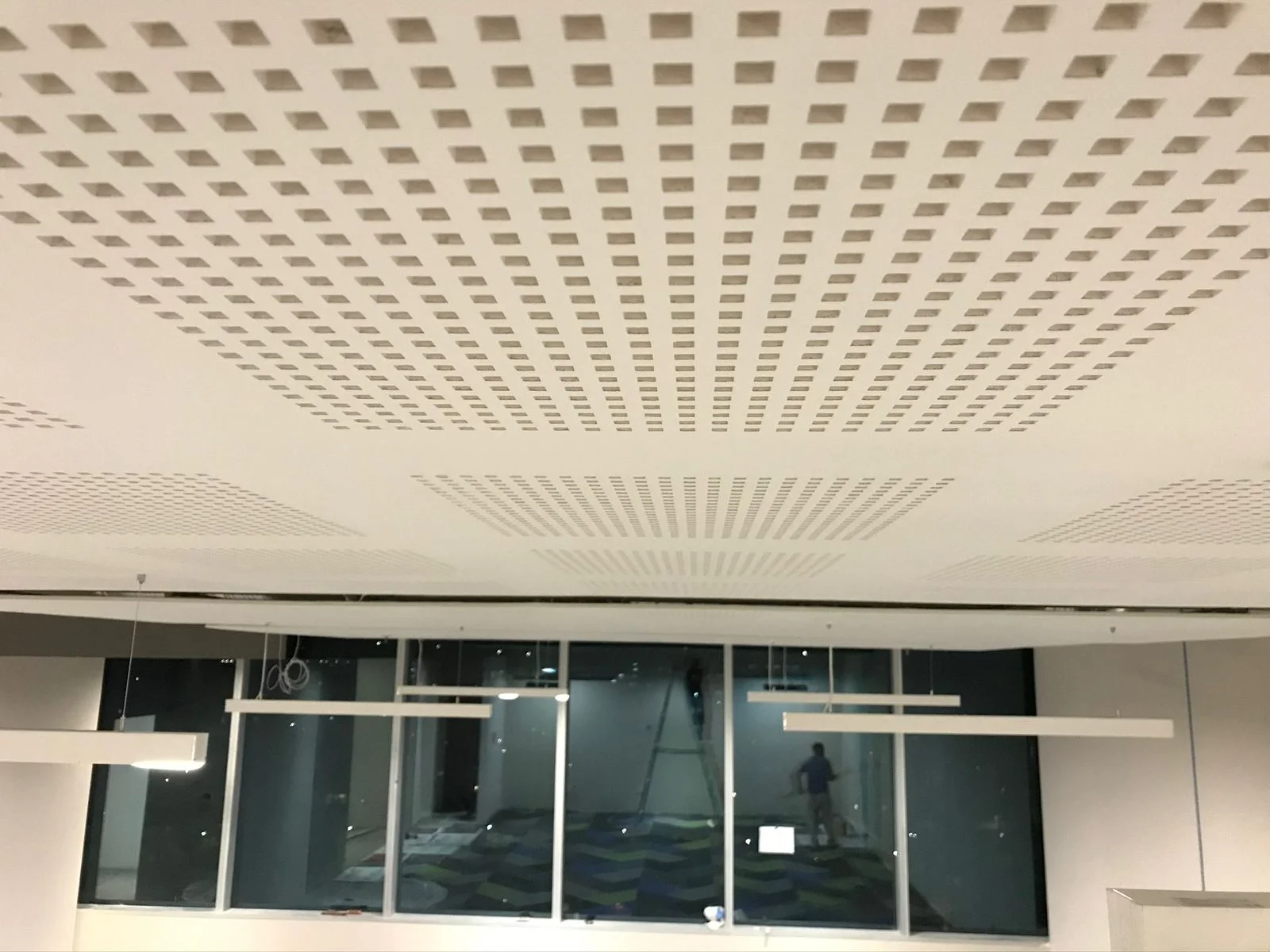 Plafón acústico microperforado tipo Knauf Cleaneo con cancelería de aluminio — Altos del Roble Tempus