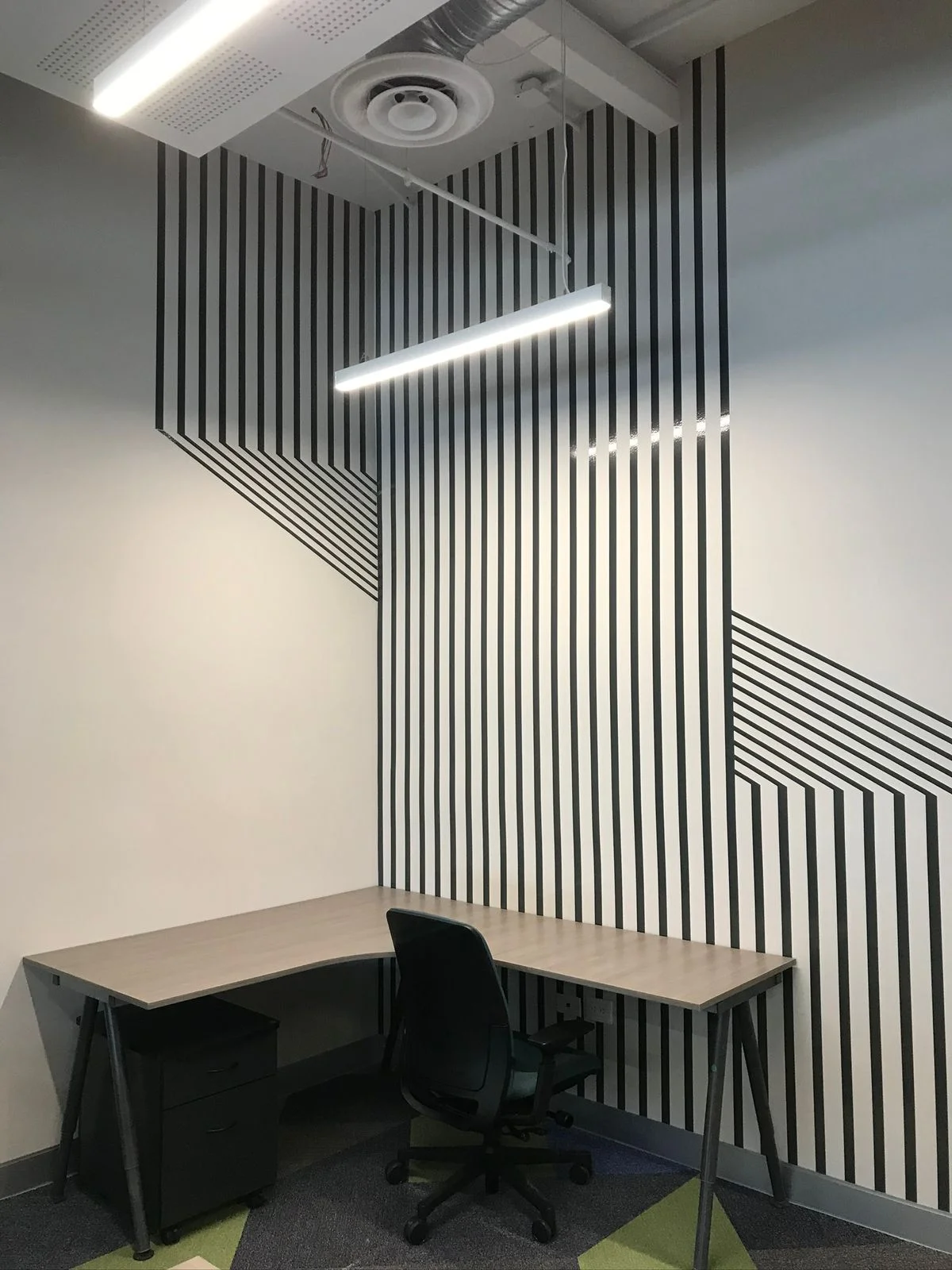 Oficina terminada con papel tapiz Op Art de rayas verticales y escritorio ejecutivo — Altos del Roble Tempus