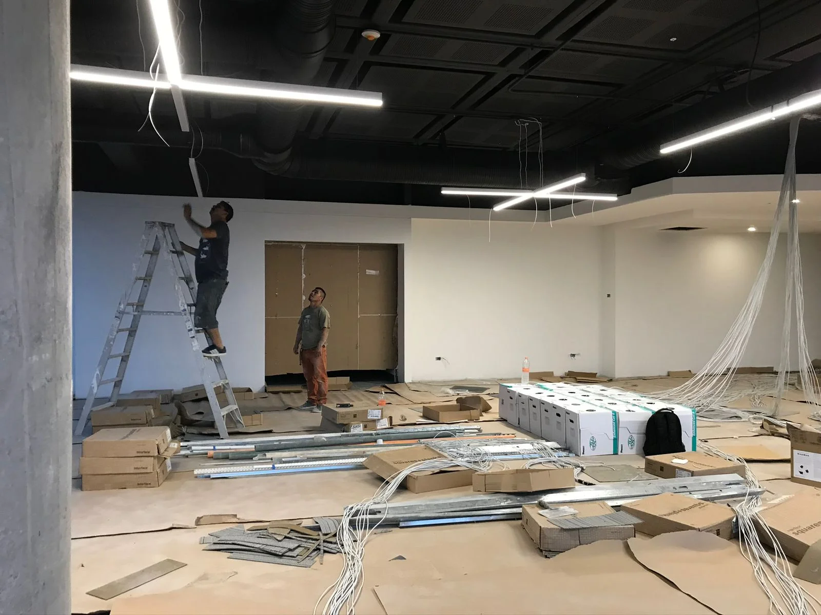 Espacio en instalación eléctrica con cables vistos en plafón y materiales — Altos del Roble Tempus