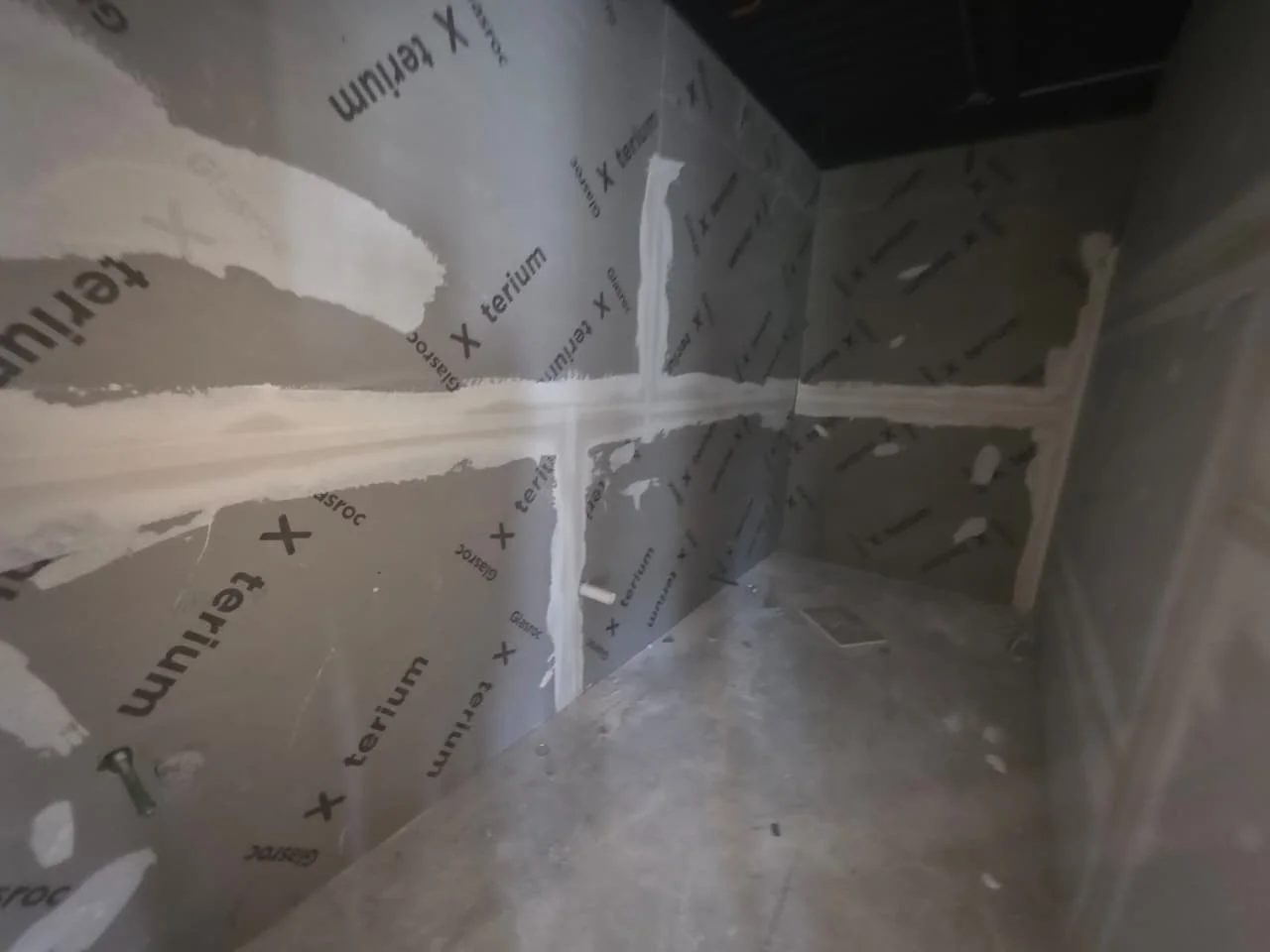 Cuarto con tablaroca Glasroc X antimoho en proceso de resanado de juntas — Grupo Hydro Tempus